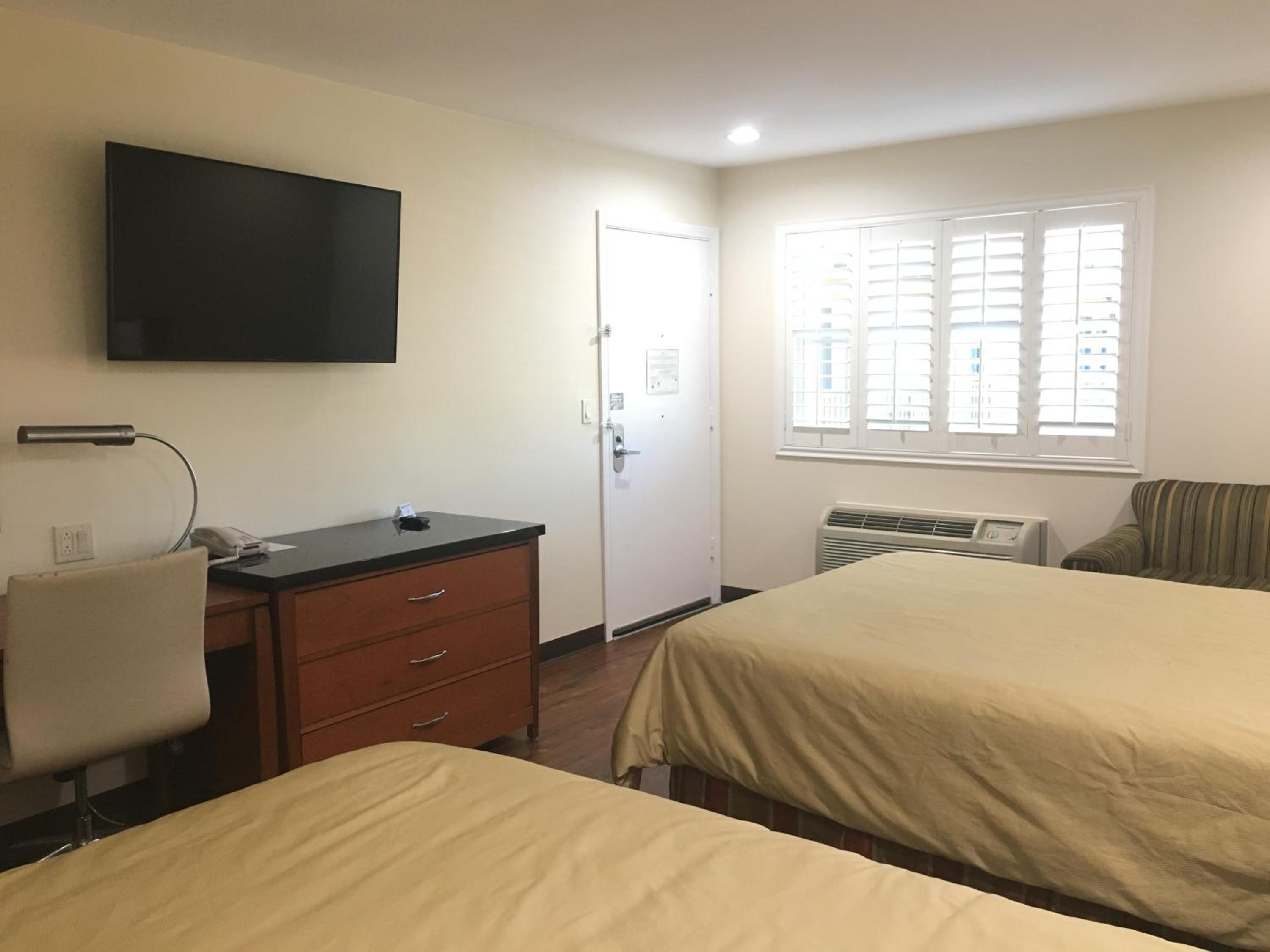 Queen Room with Two Queen Beds - Disability Access - Photo 4