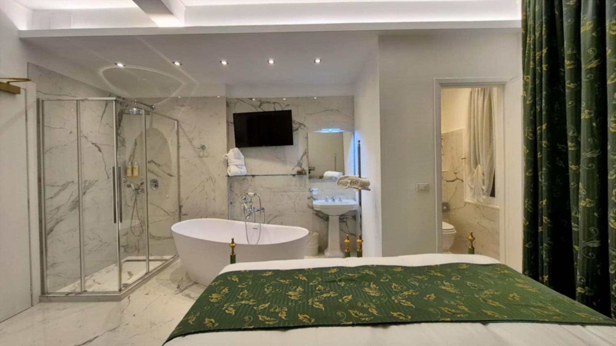 Deluxe Double Room with Balcony - Photo 1