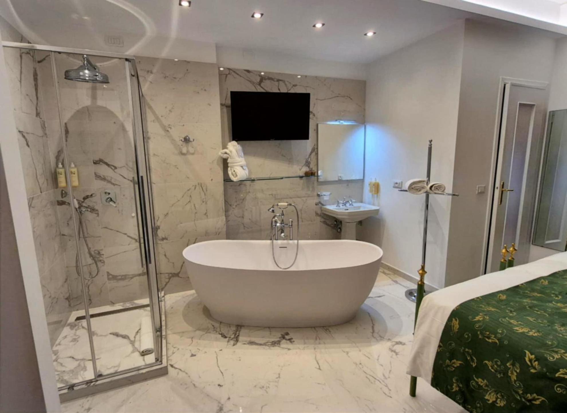Deluxe Double Room with Balcony - Photo 2