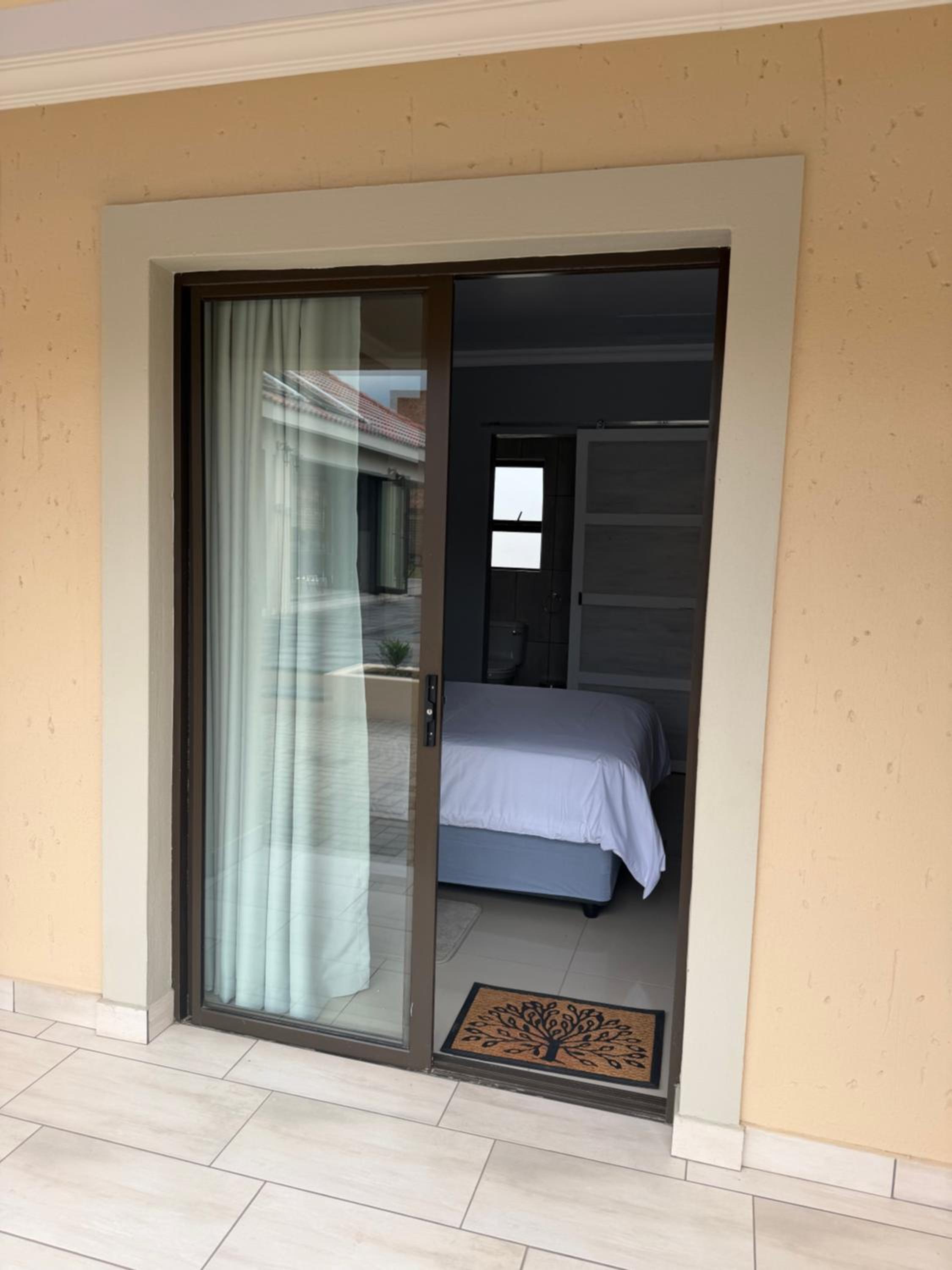 Queen Room with Pool View photo 2