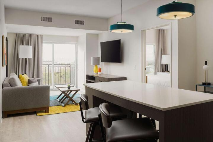 One Bedroom Suite Balcony Hearing Accessible - King Bed photo 2