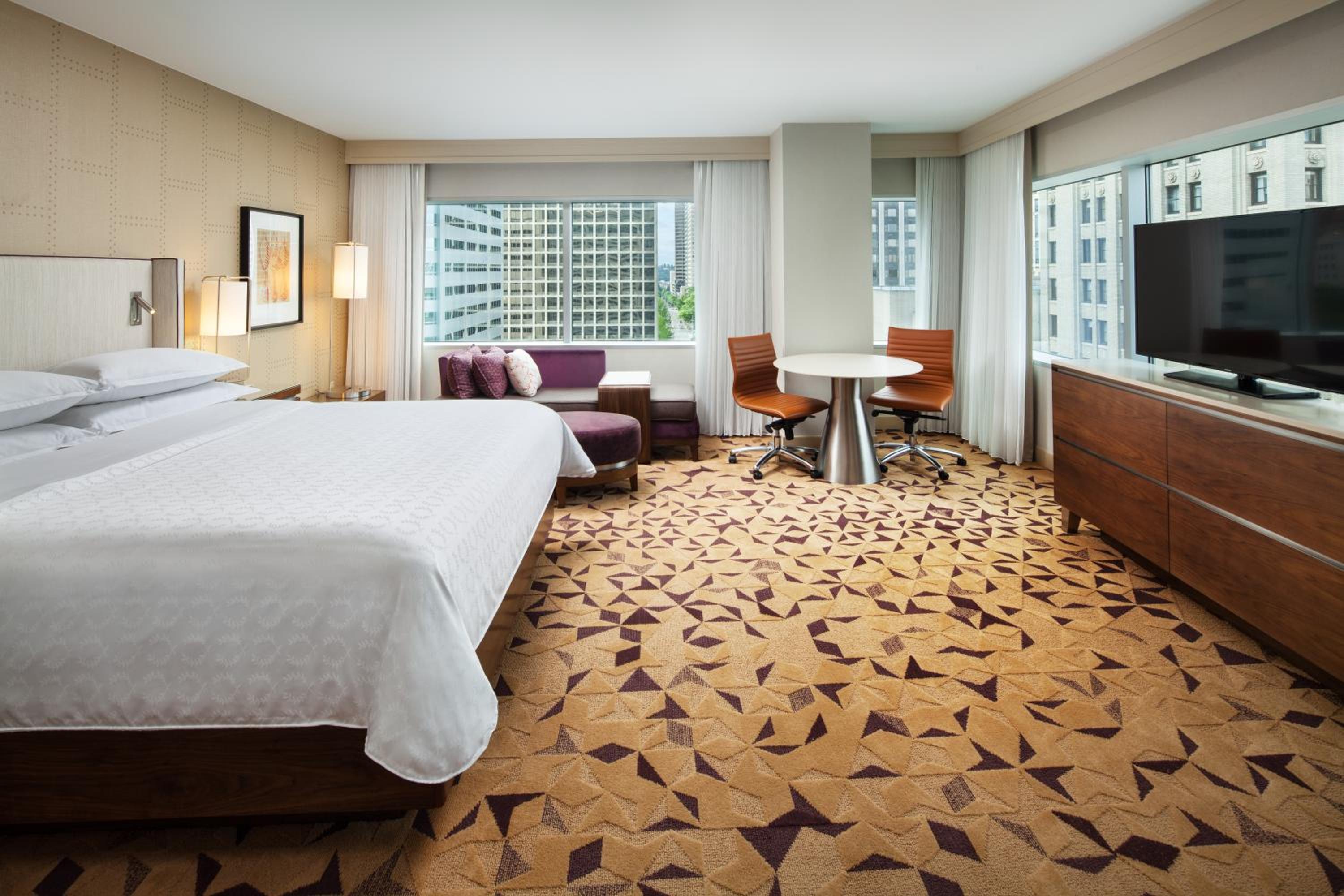 Deluxe King Room with City View and High Floor - Hearing Accessible - Photo 1