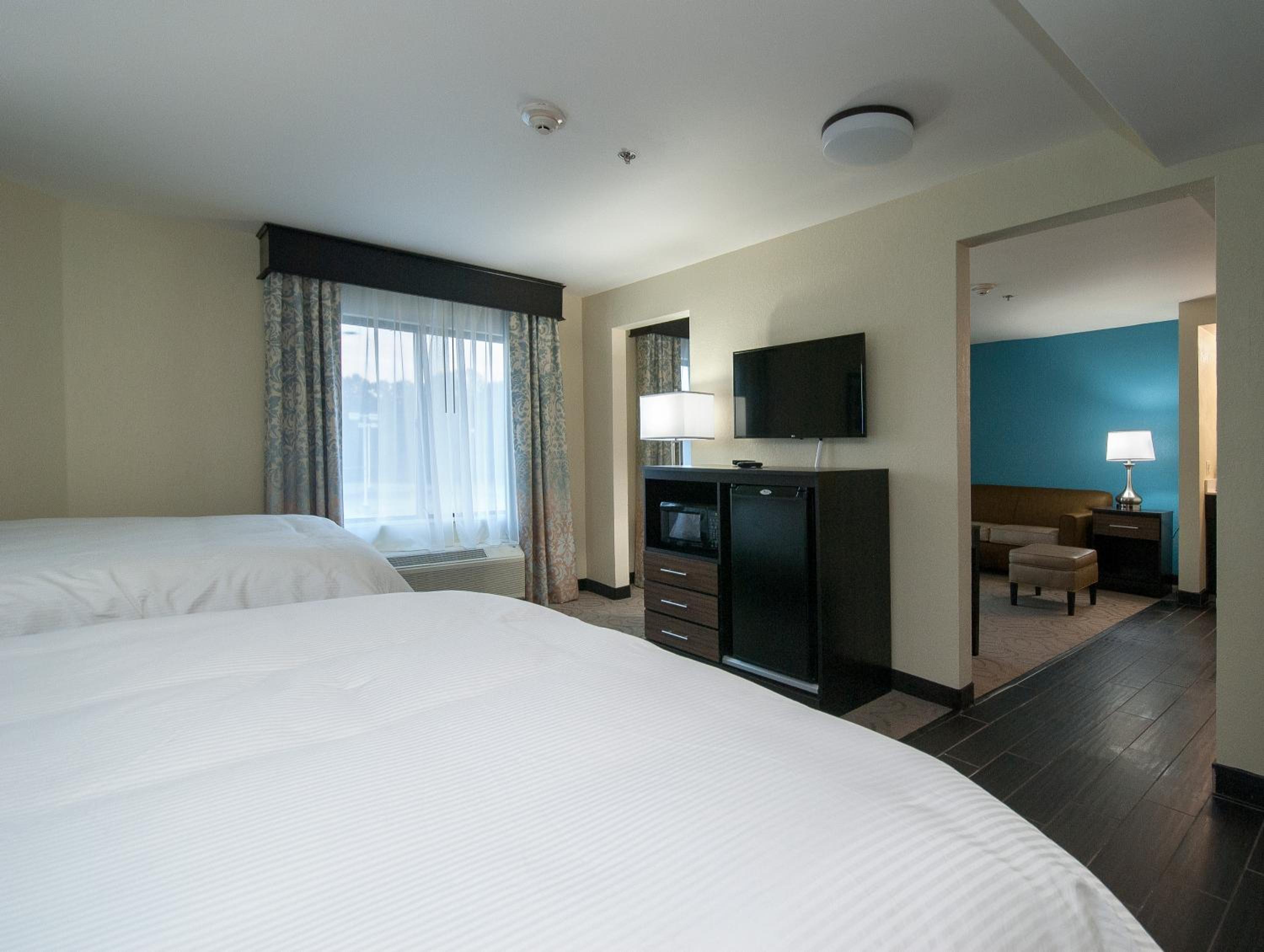 Queen Suite with Sofa Bed - Photo 6