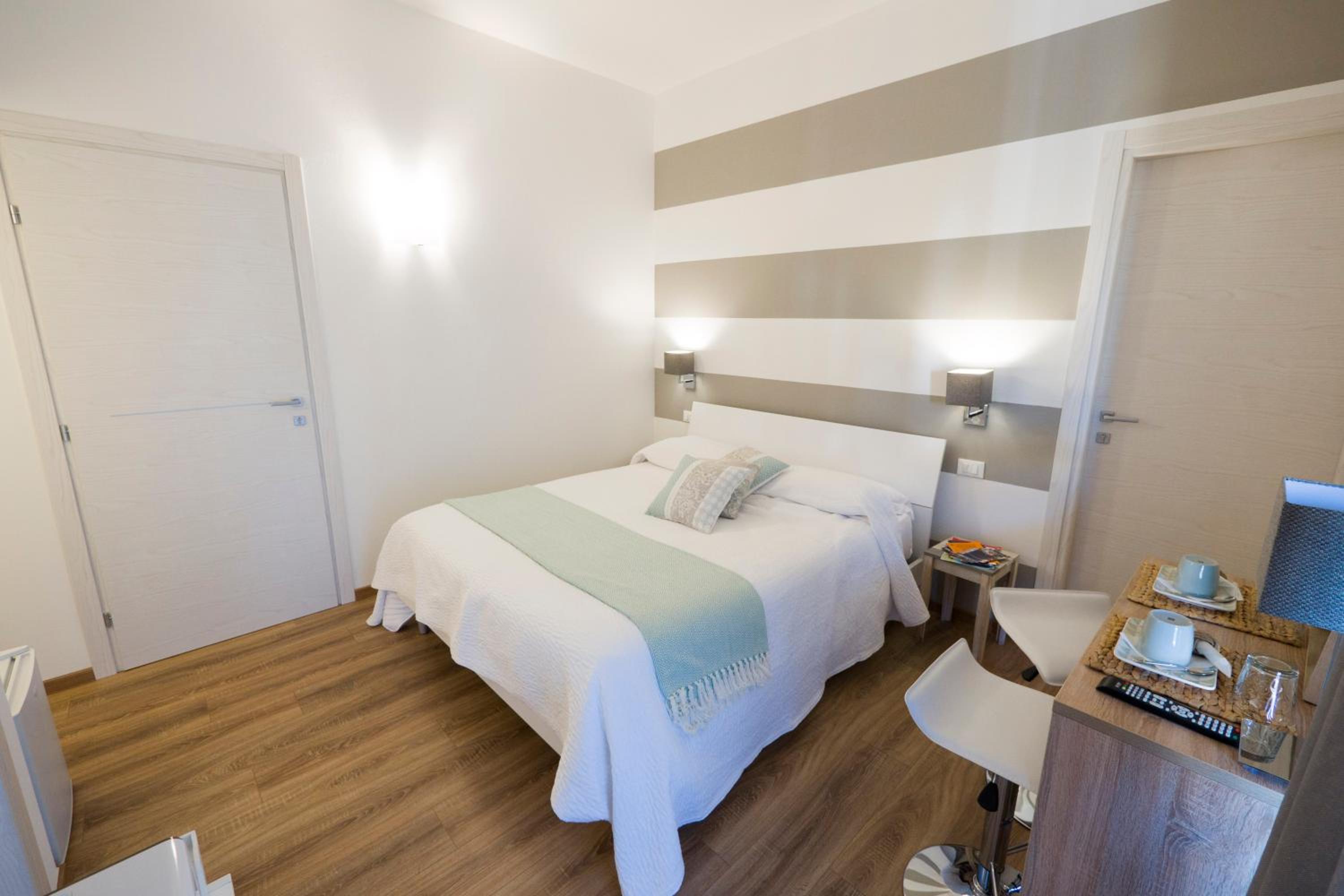 Deluxe Double Room with Balcony - Photo 4