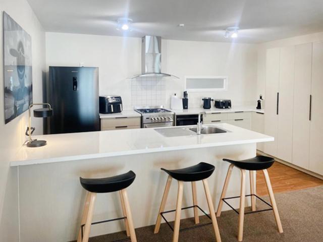 Ahuriri Three Bedroom Apartment (King + King + Queen beds, 2x bathrooms, kitchen) photo 2