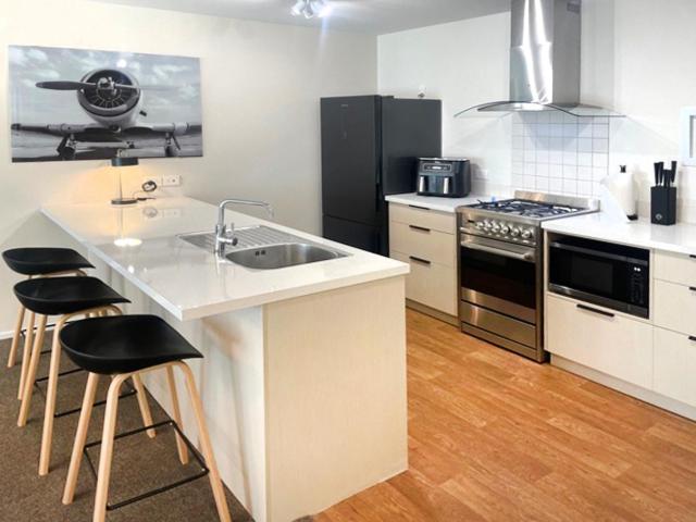 Ahuriri Three Bedroom Apartment (King + King + Queen beds, 2x bathrooms, kitchen) photo 1