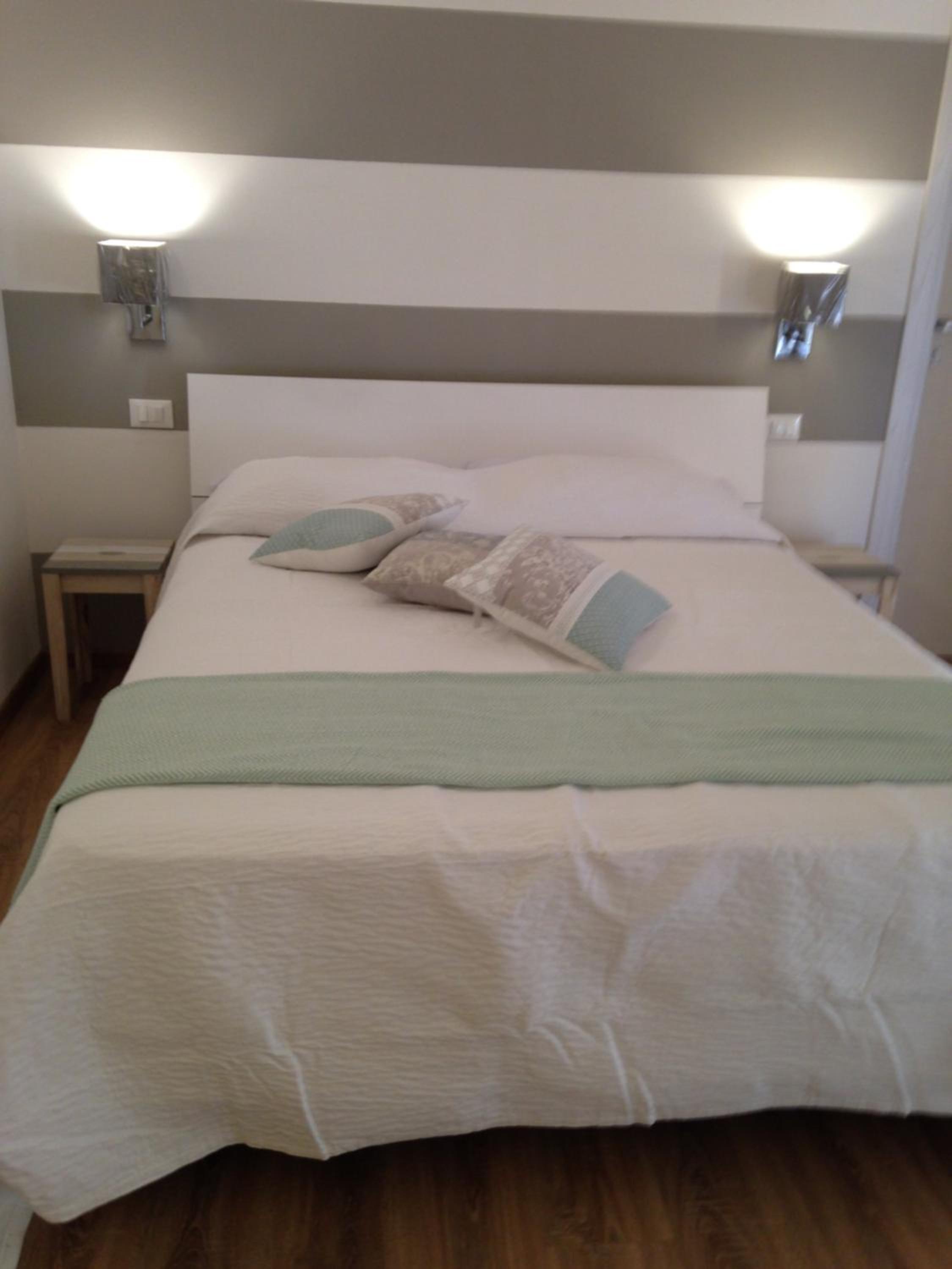 Deluxe Double Room with Balcony - Photo 5