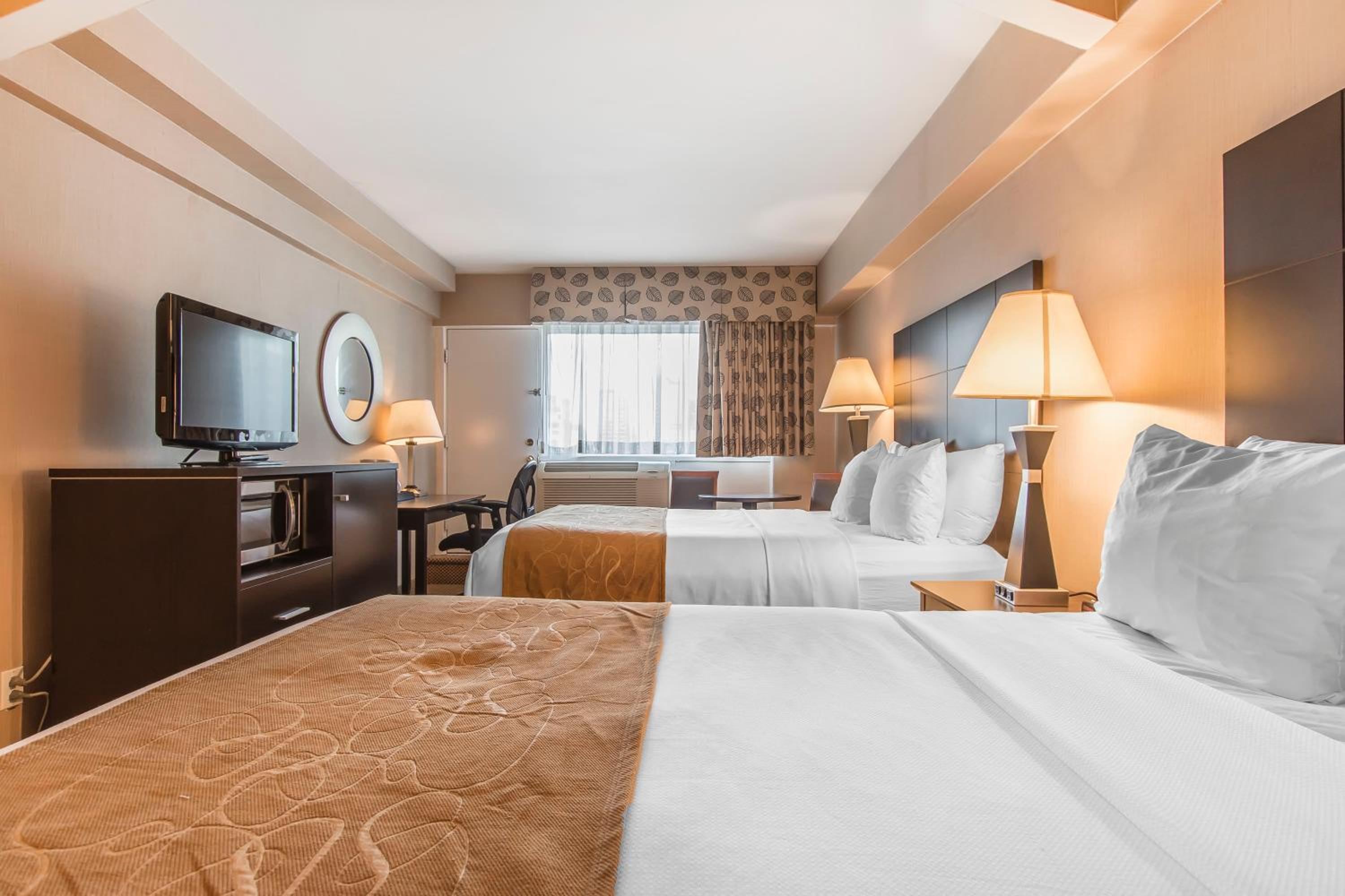 Queen Room with Two Queen Beds - Non-Smoking - Photo 3