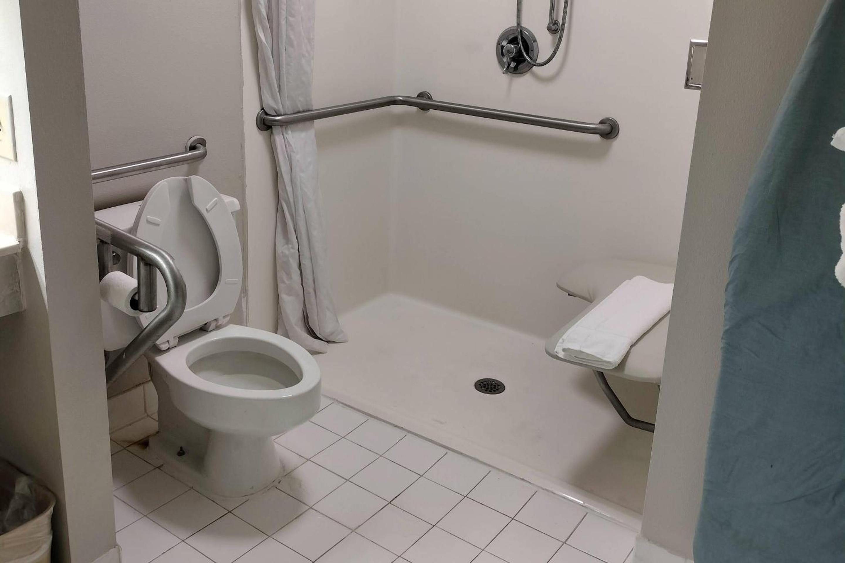 Quadruple Room with Roll-In Shower - Disability Access/Non Smoking photo 3