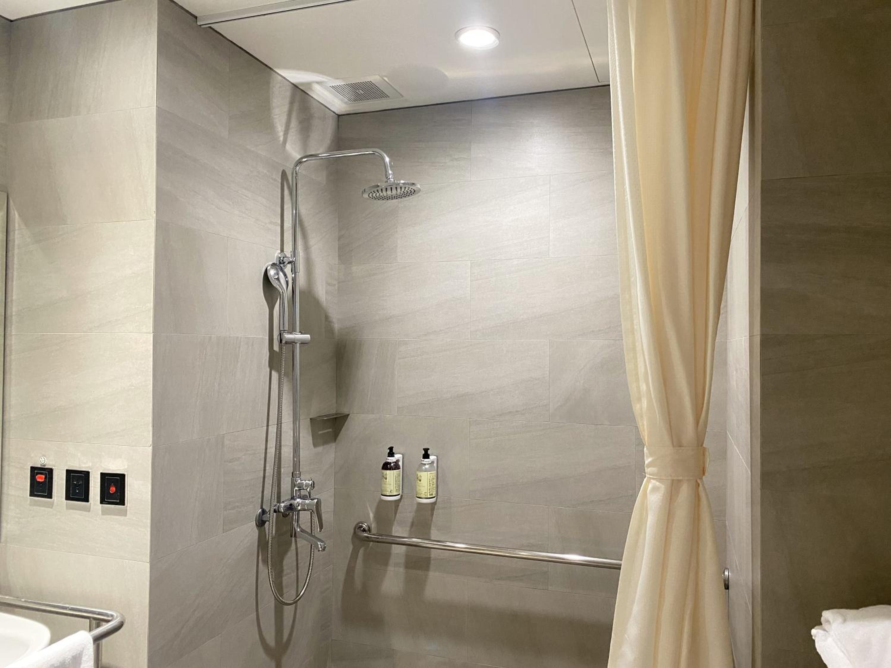 Twin Room - Disability Access photo 2