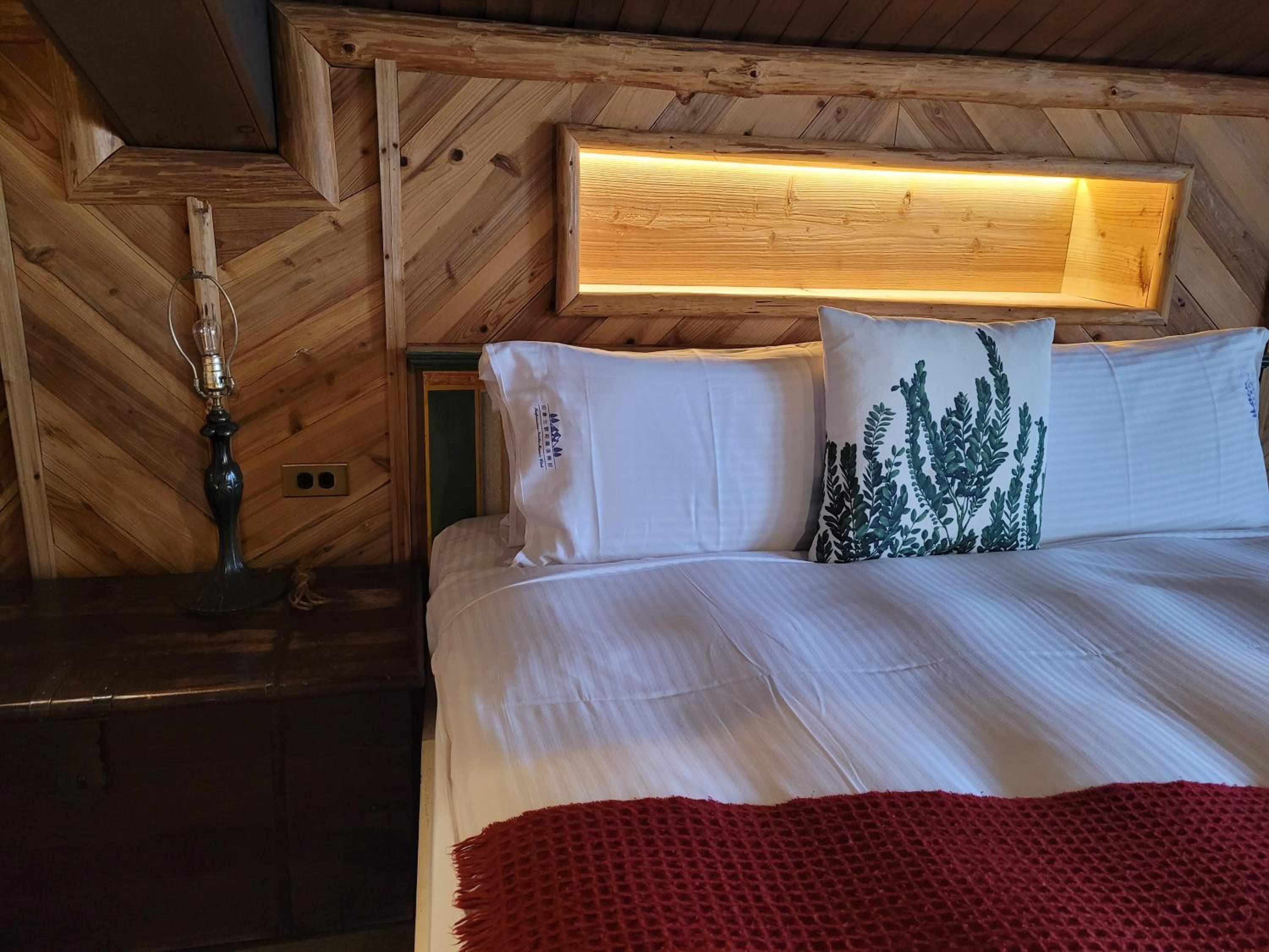Deluxe Double Room with Bath - Photo 1