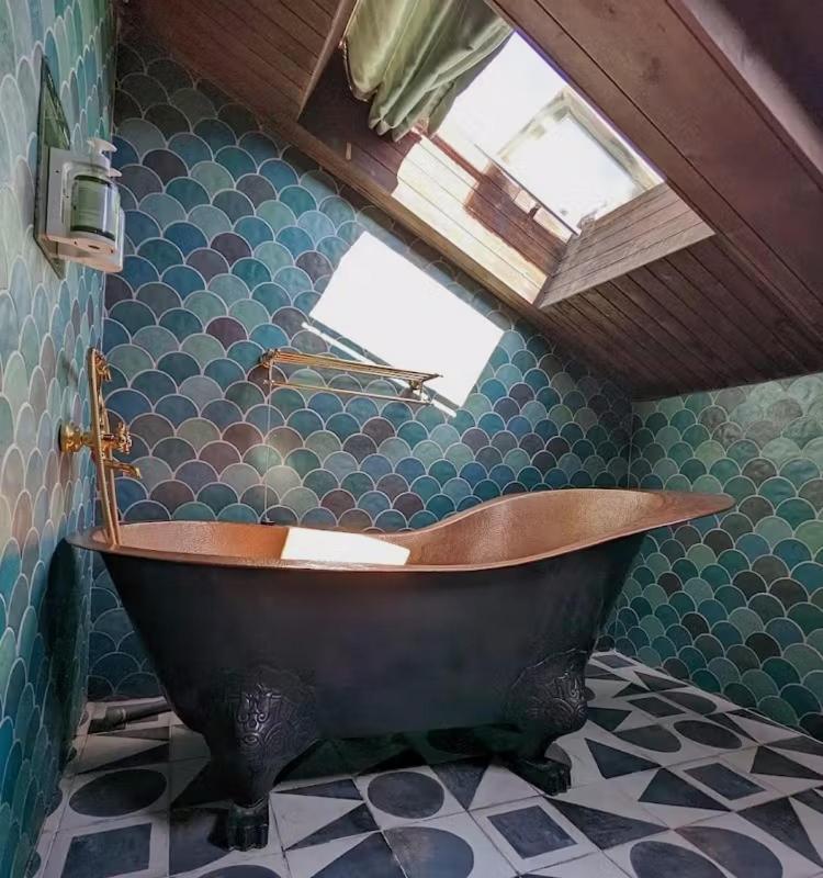 Deluxe Double Room with Bath - Photo 3
