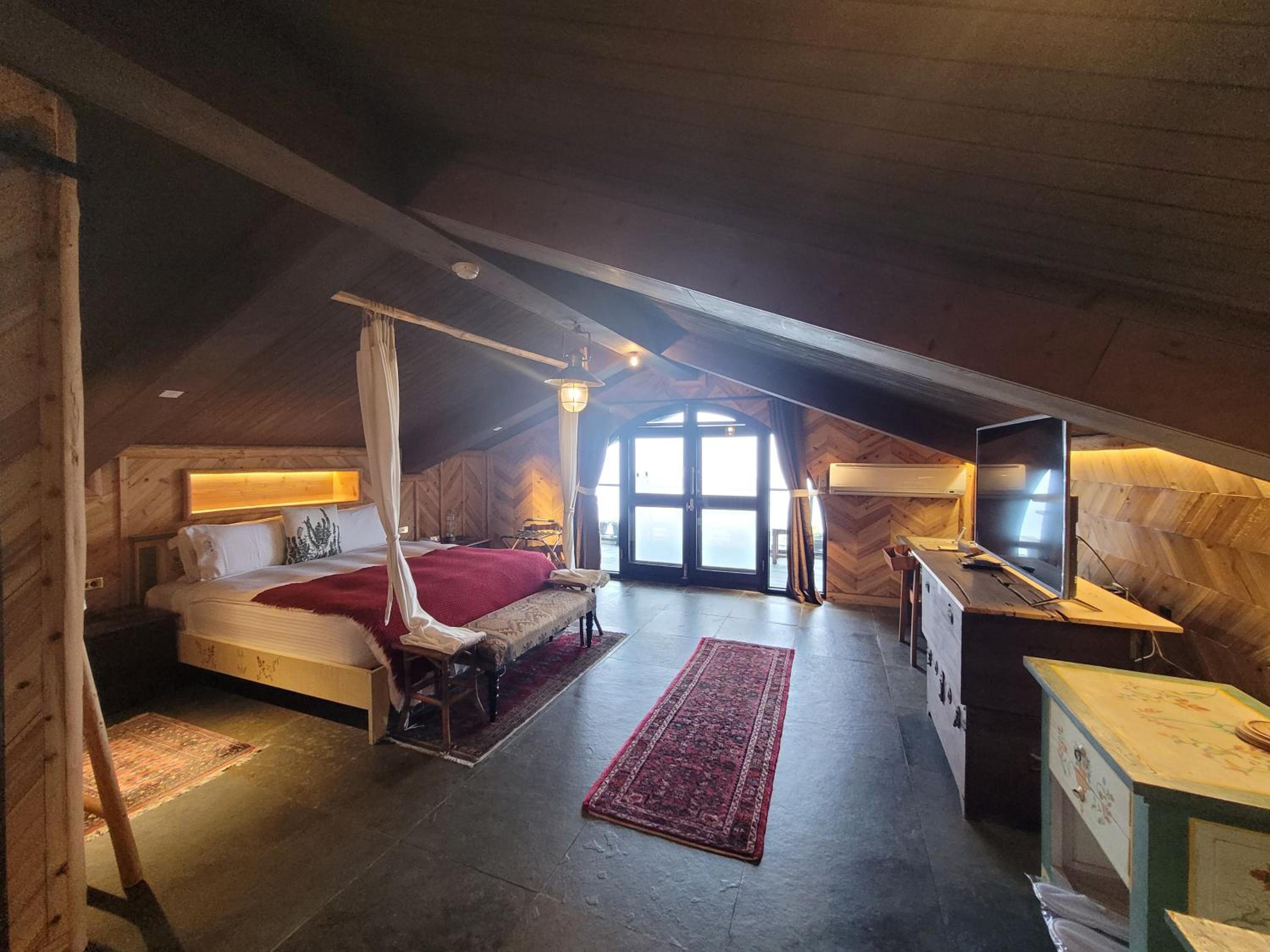 Deluxe Double Room with Bath - Photo 4