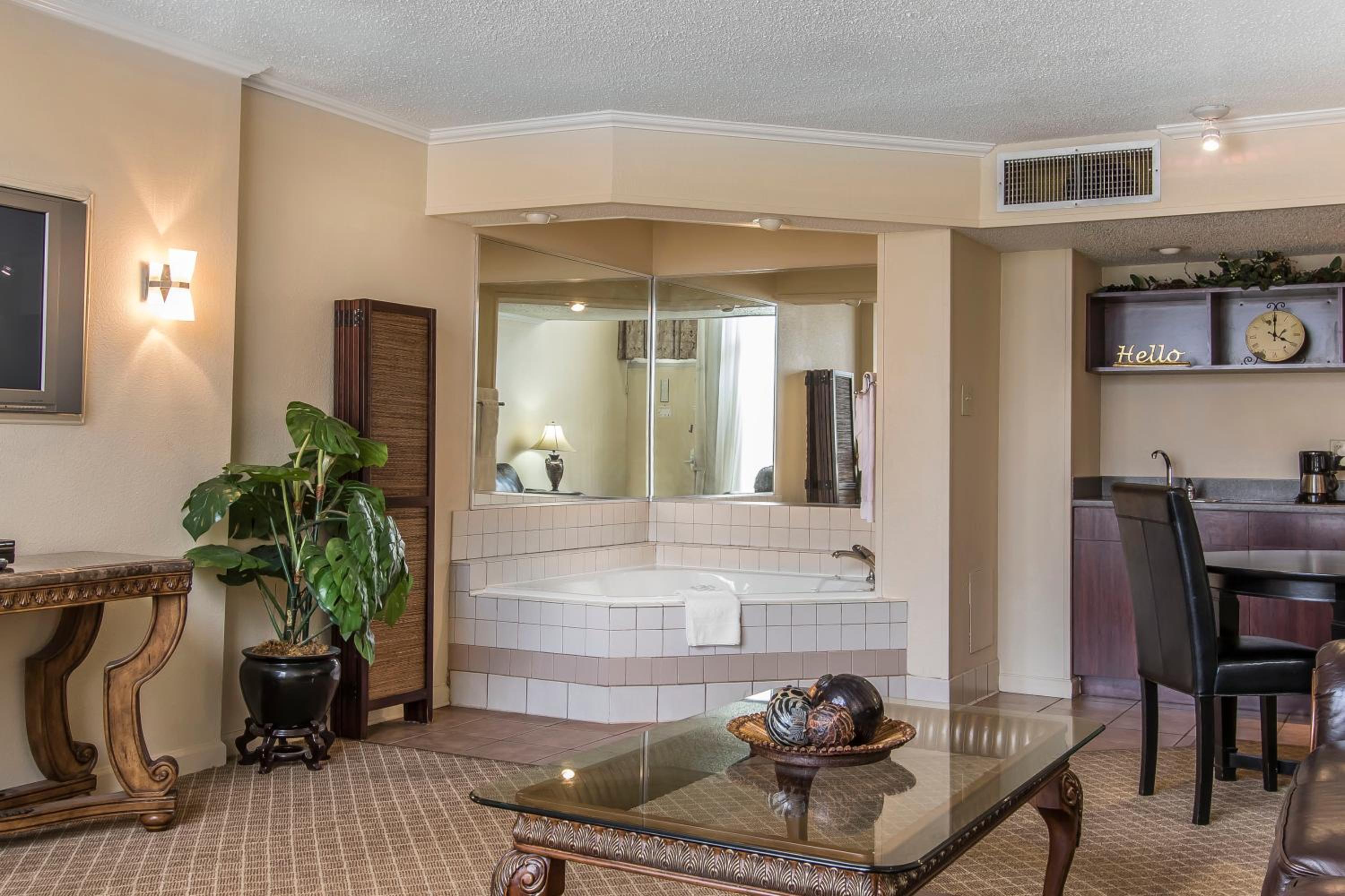 King Suite - Non-Smoking photo 2