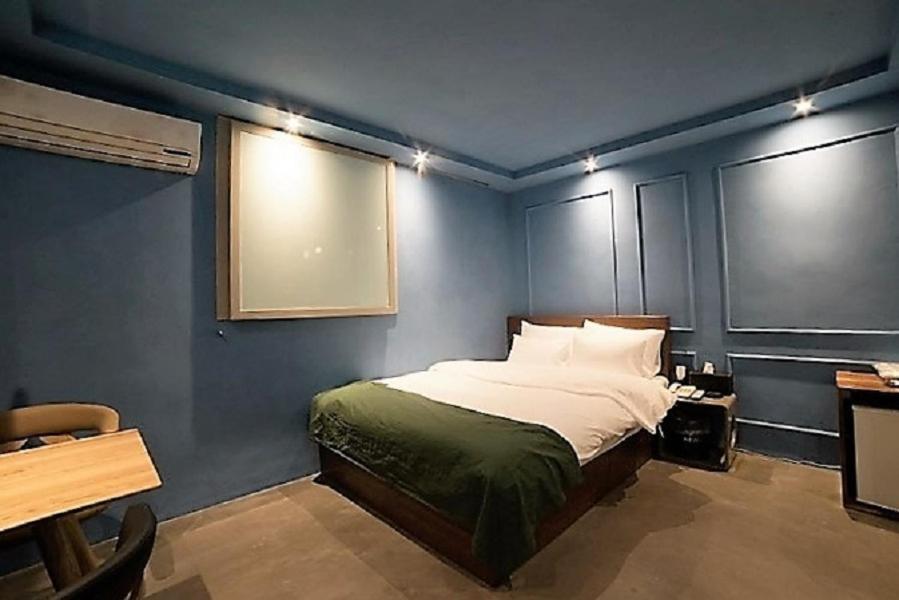 Premier Double Room No parking - Photo 13