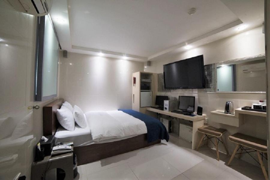 Premier Double Room No parking - Photo 9