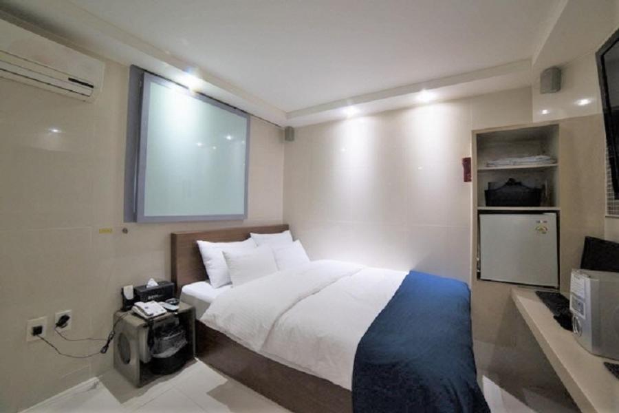 Premier Double Room No parking - Photo 10