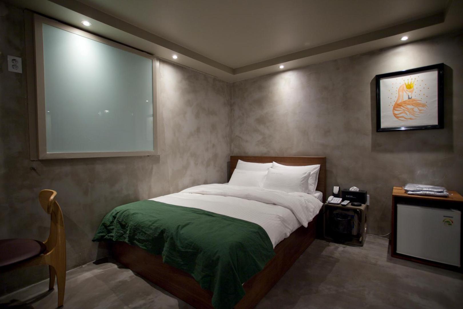 Premier Double Room No parking - Photo 25