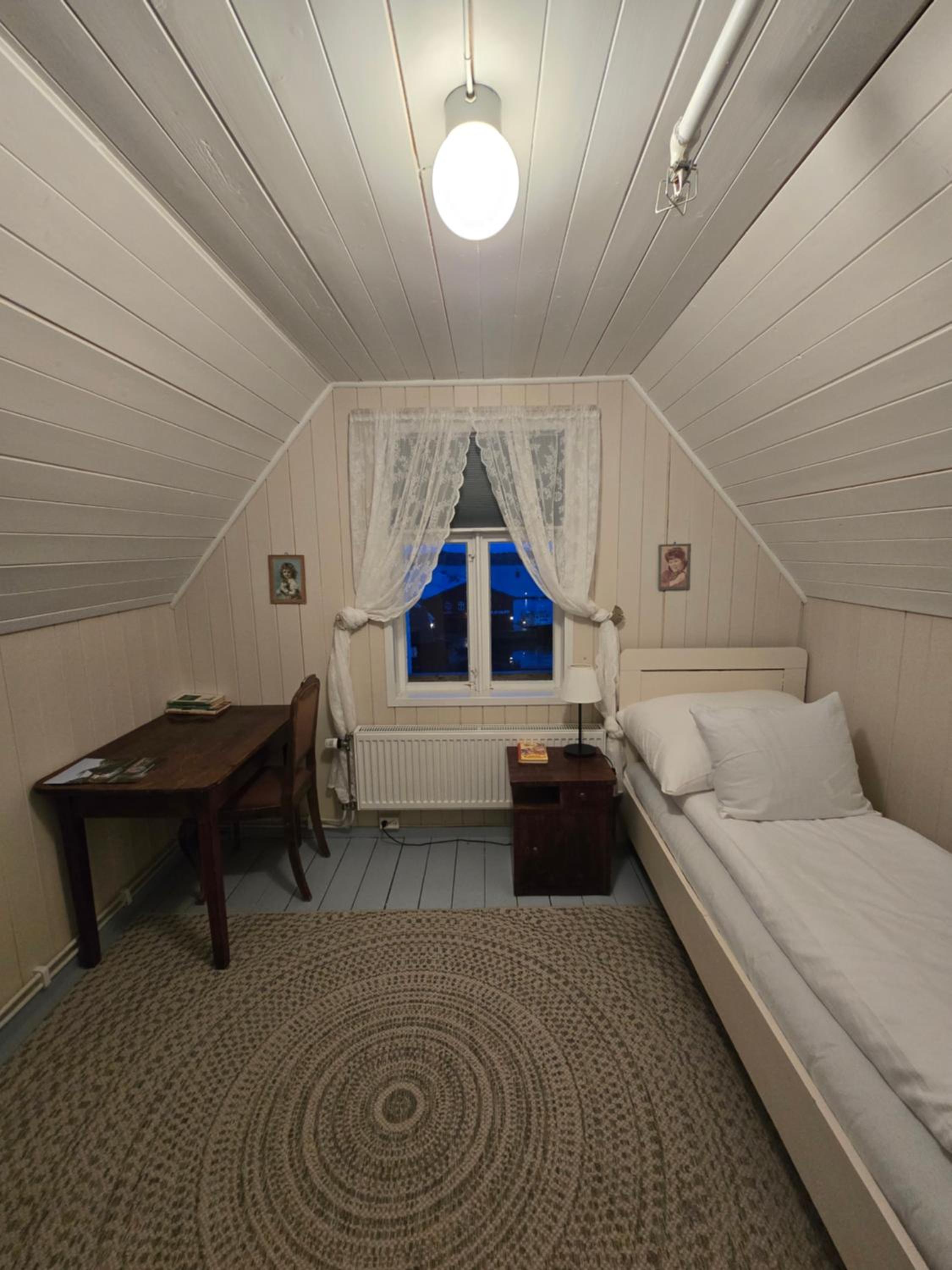 Single Room with Shared Bathroom photo 1