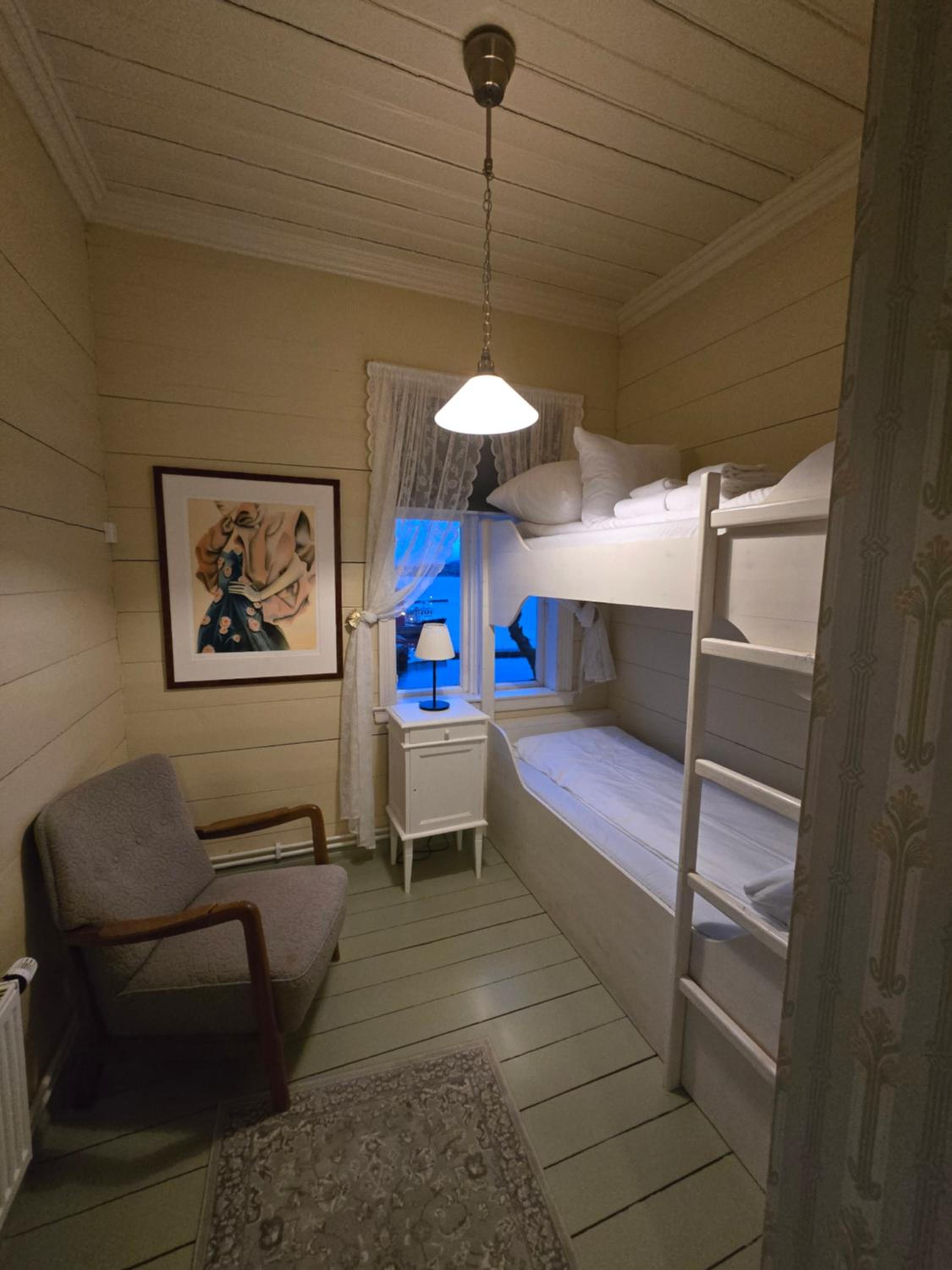 Single Room with Bathroom photo 1