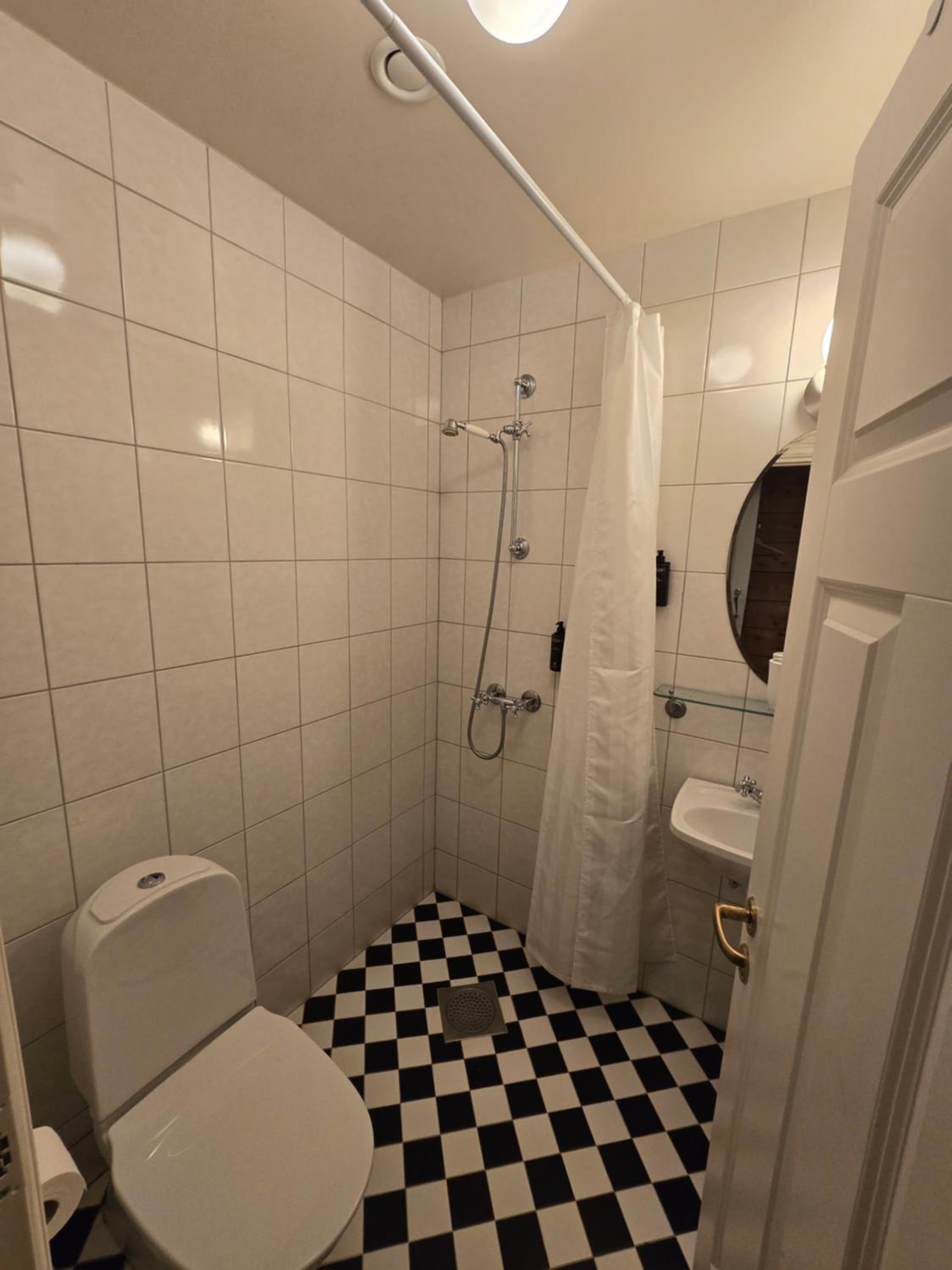 Single Room with Bathroom photo 2