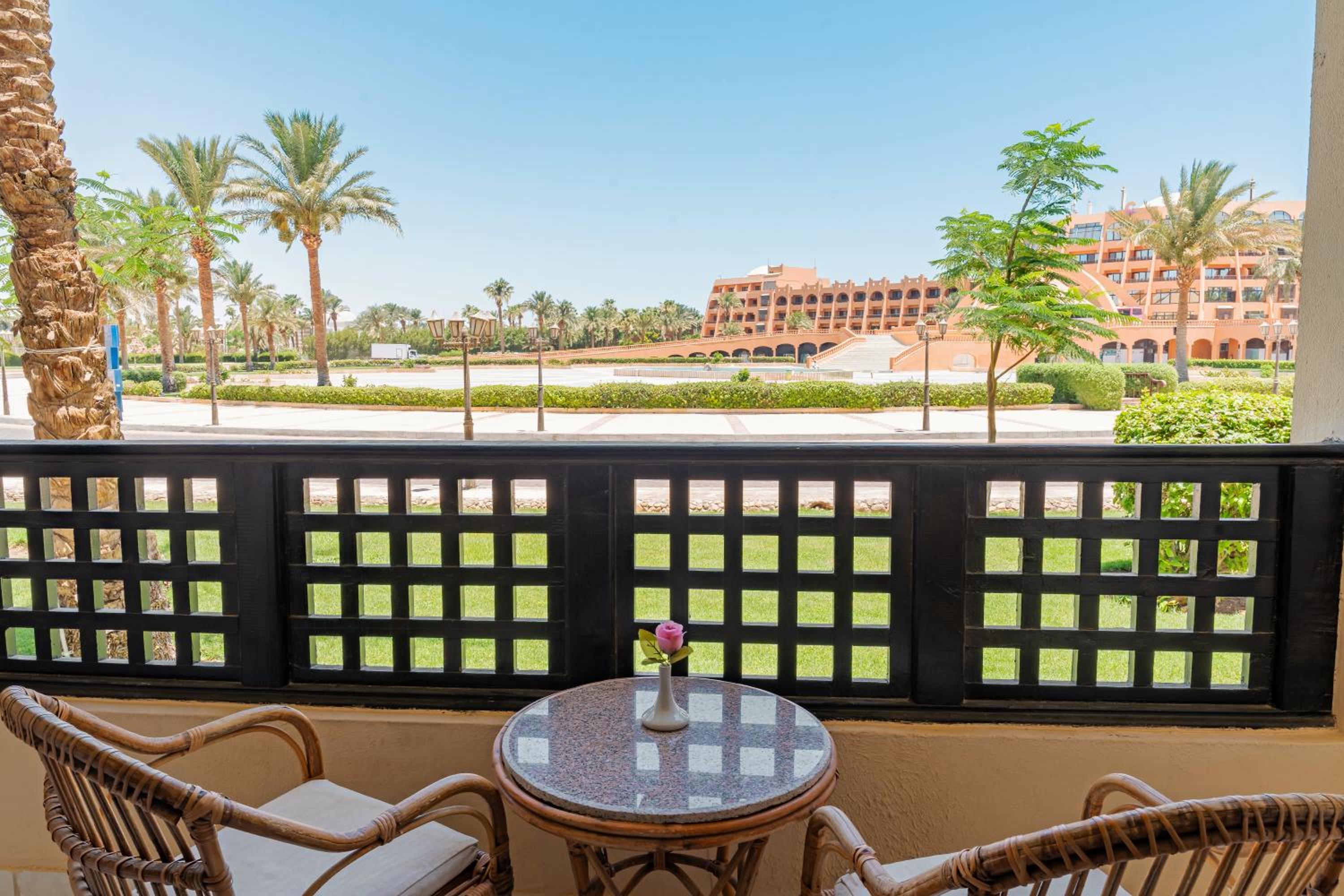 Deluxe King Pool View