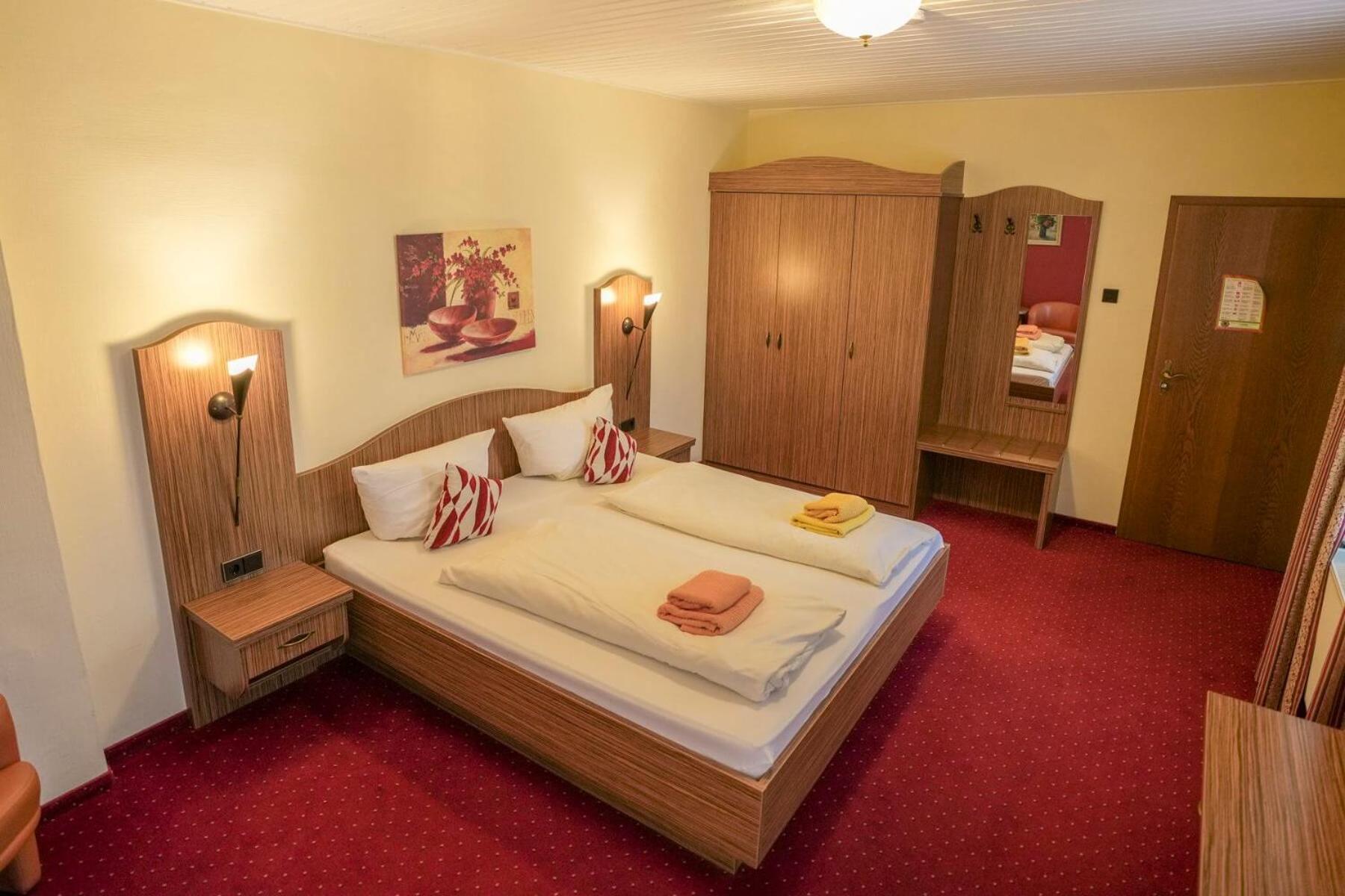 Standard Doppelzimmer mit Moselblick und Balkon photo 3