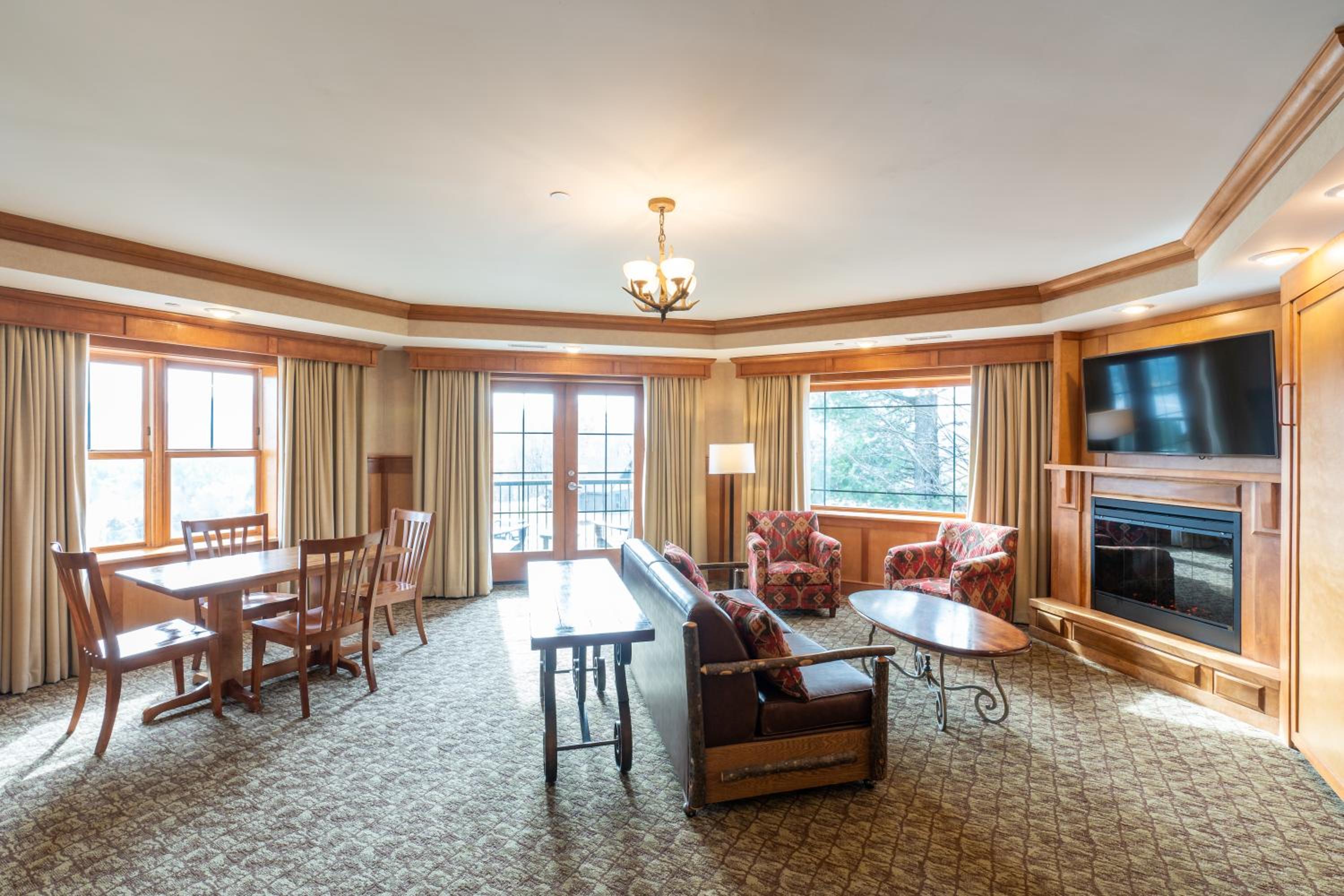Deluxe King Suite photo 2