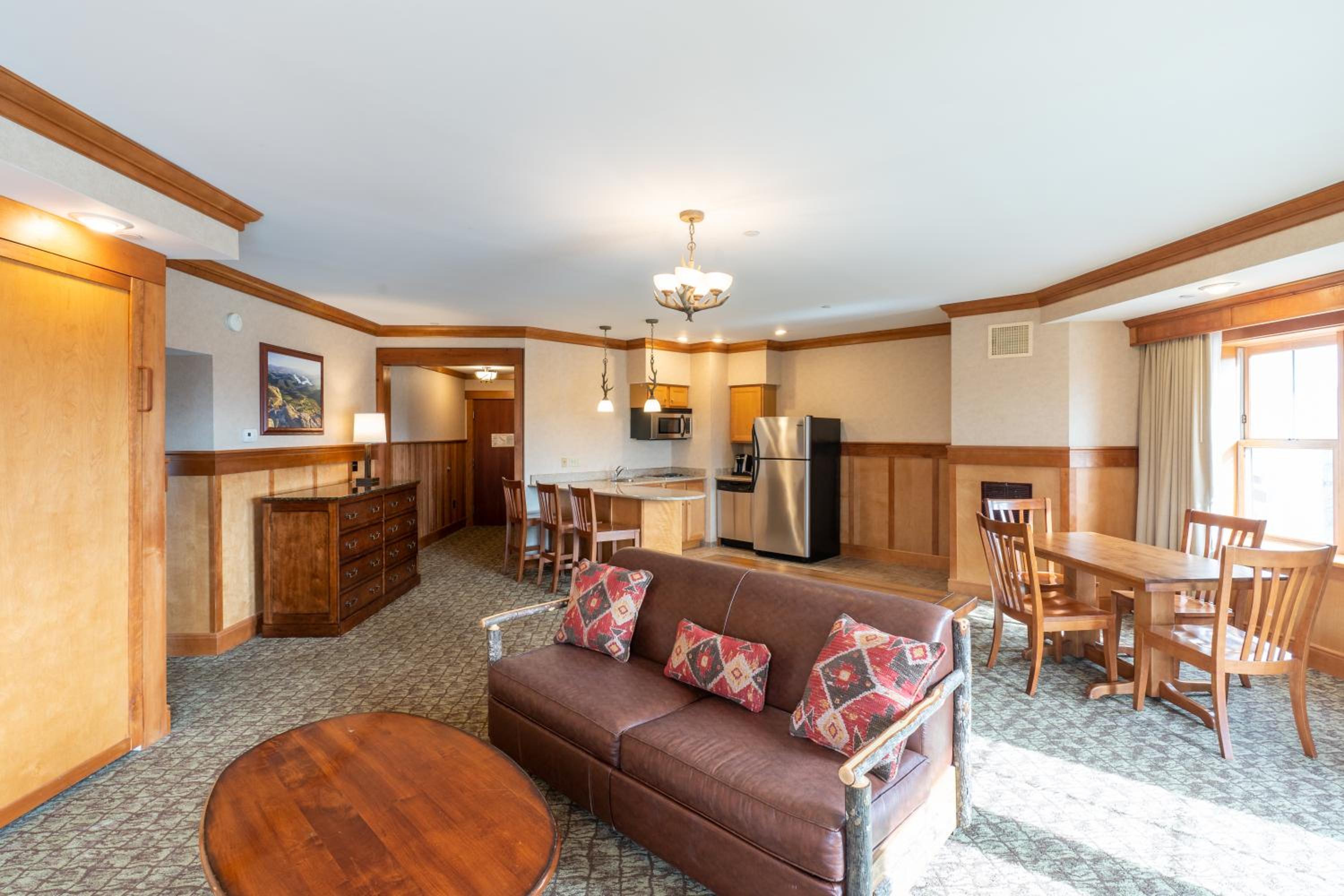 Deluxe King Suite photo 3