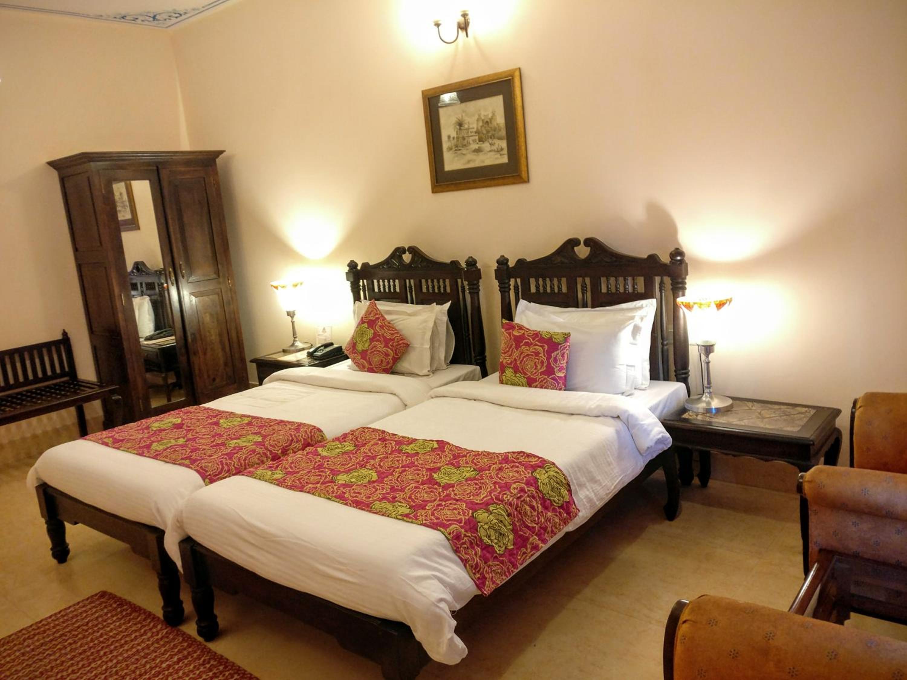 Junior Suite – Includes free pickup from airport/ train station / bus station via tuk-tuk, & a dedicated travel desk to assist with local sightseeing tours, intercity travel arrangements & activities. - Photo 4