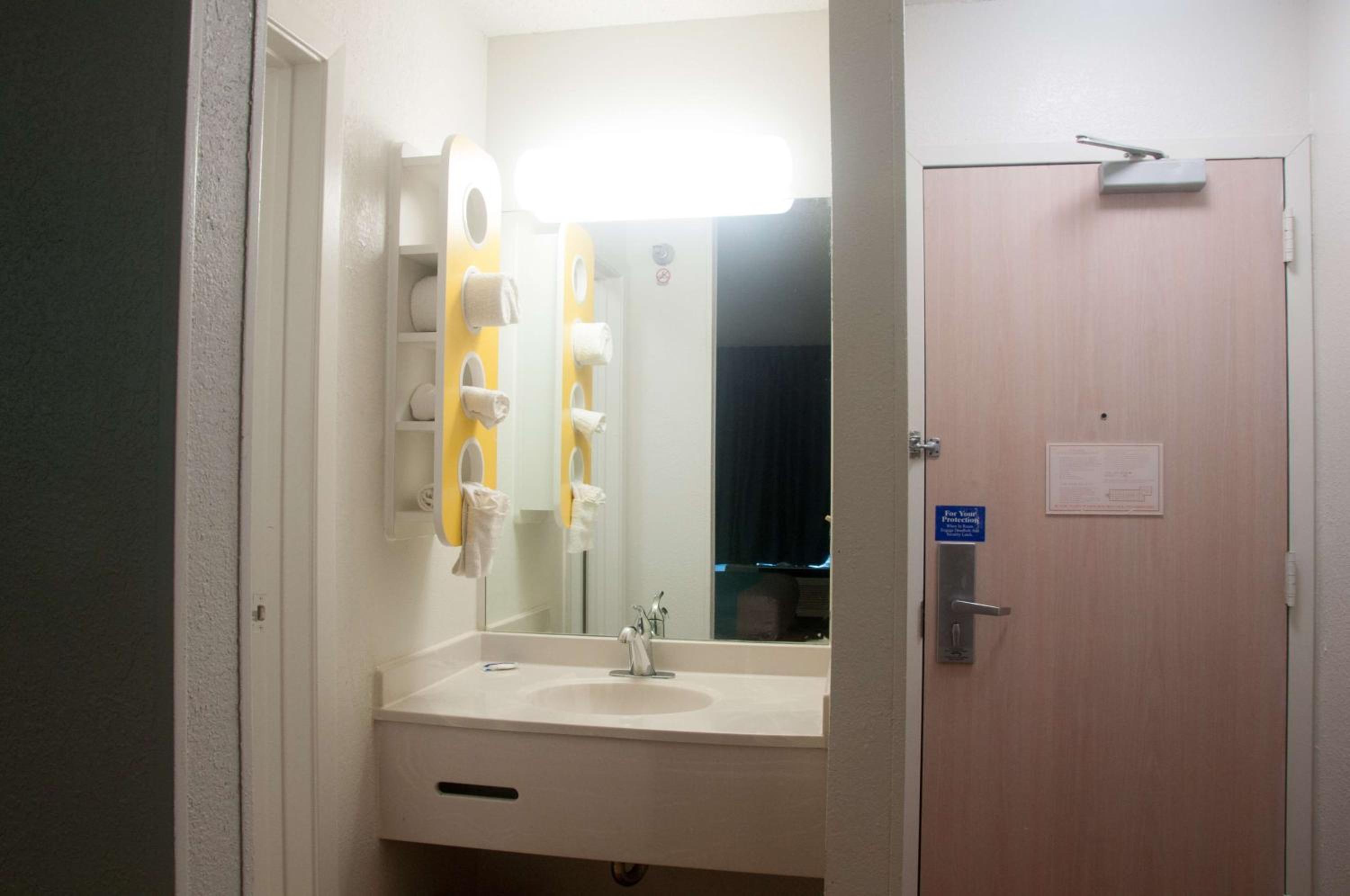 Quadruple Room - Non-Smoking - Photo 3