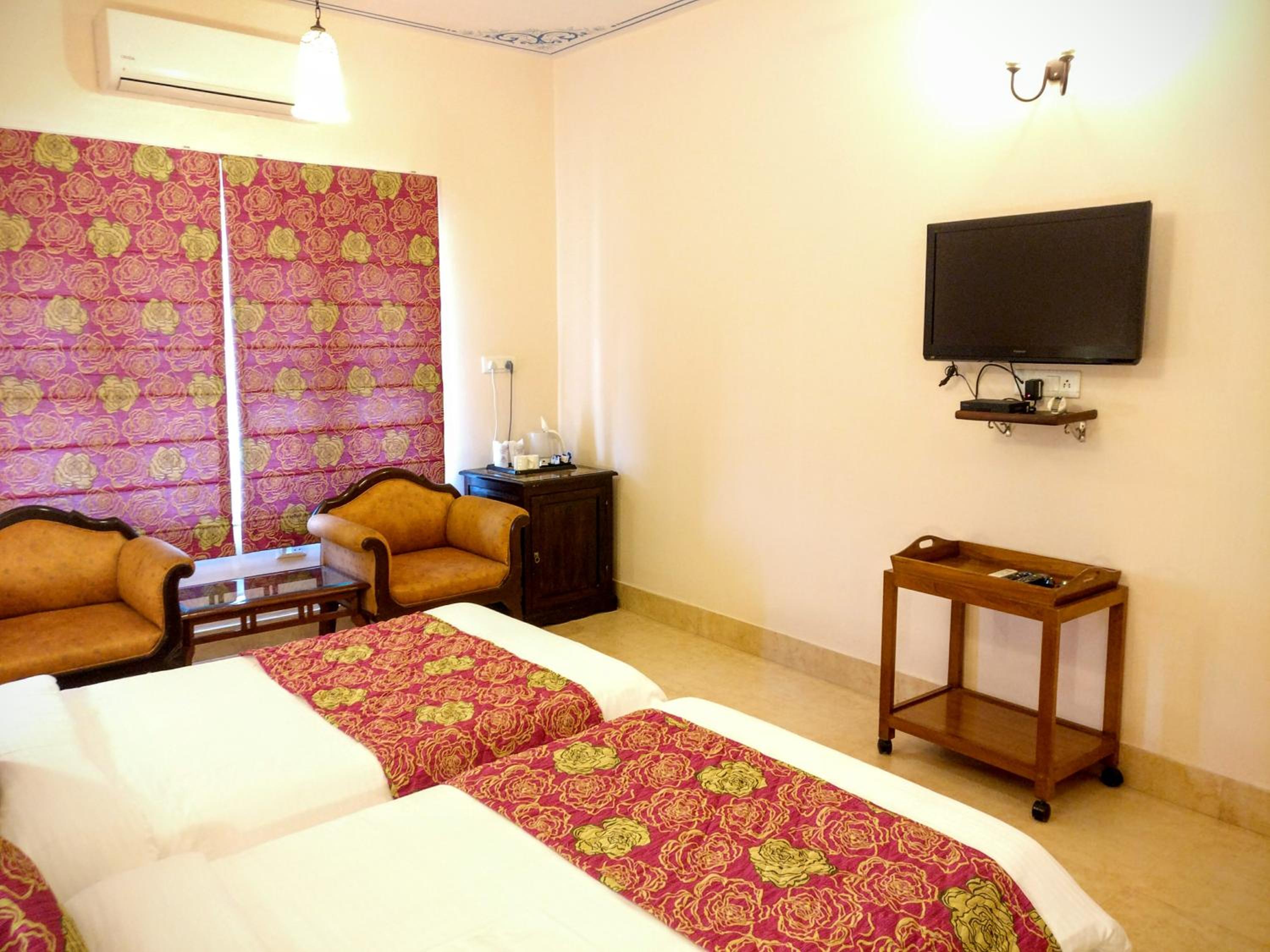 Junior Suite – Includes free pickup from airport/ train station / bus station via tuk-tuk, & a dedicated travel desk to assist with local sightseeing tours, intercity travel arrangements & activities. - Photo 3
