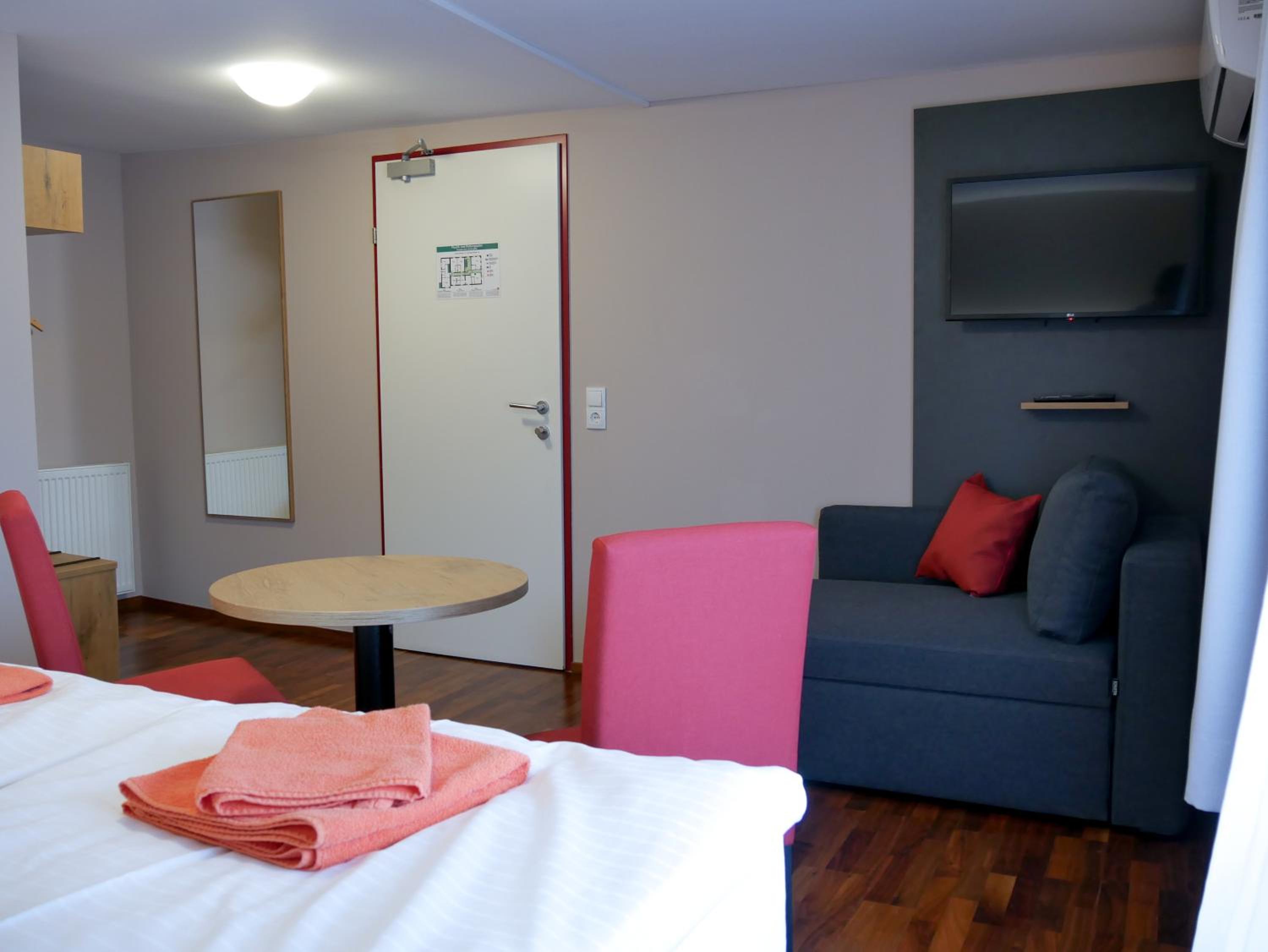 Twin Room (Street Side) - Photo 2