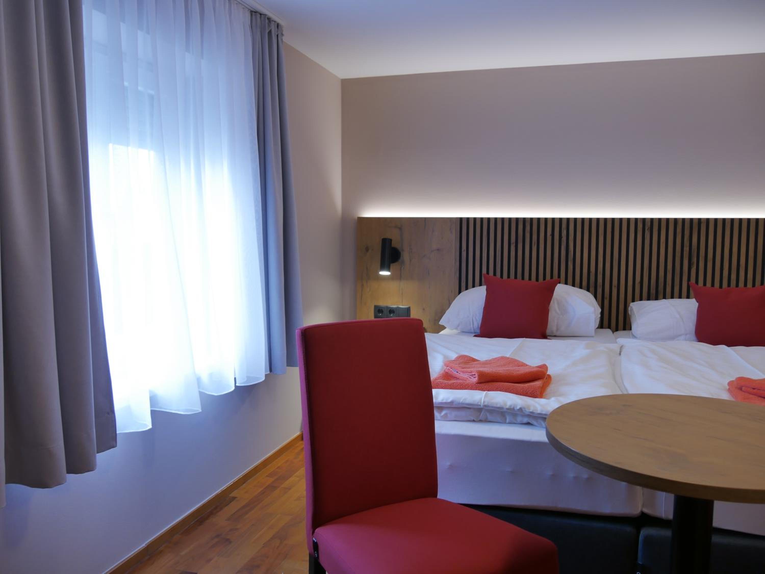Twin Room (Street Side) - Photo 3