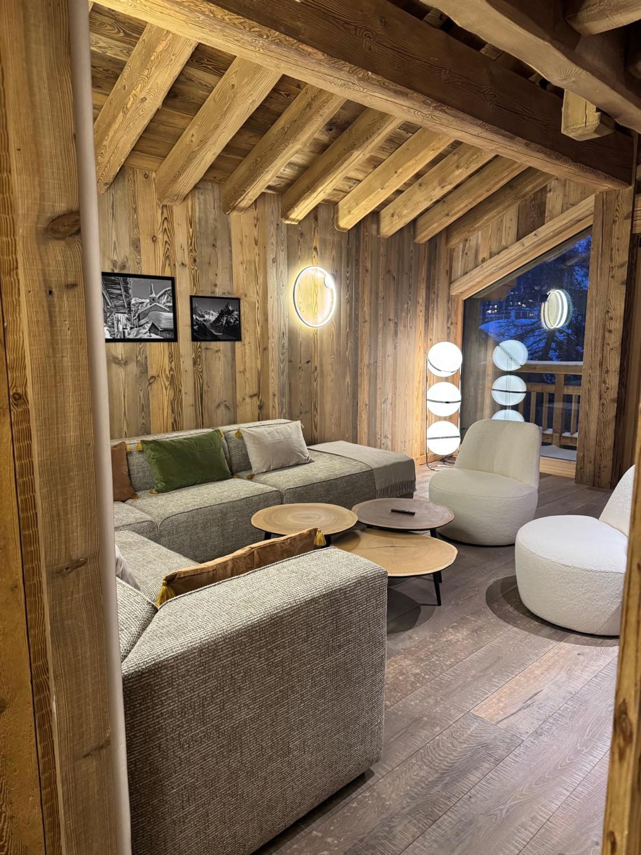 Three-Bedroom Apartment with Mountain View Three-Bedroom Apartment with Mountain View
