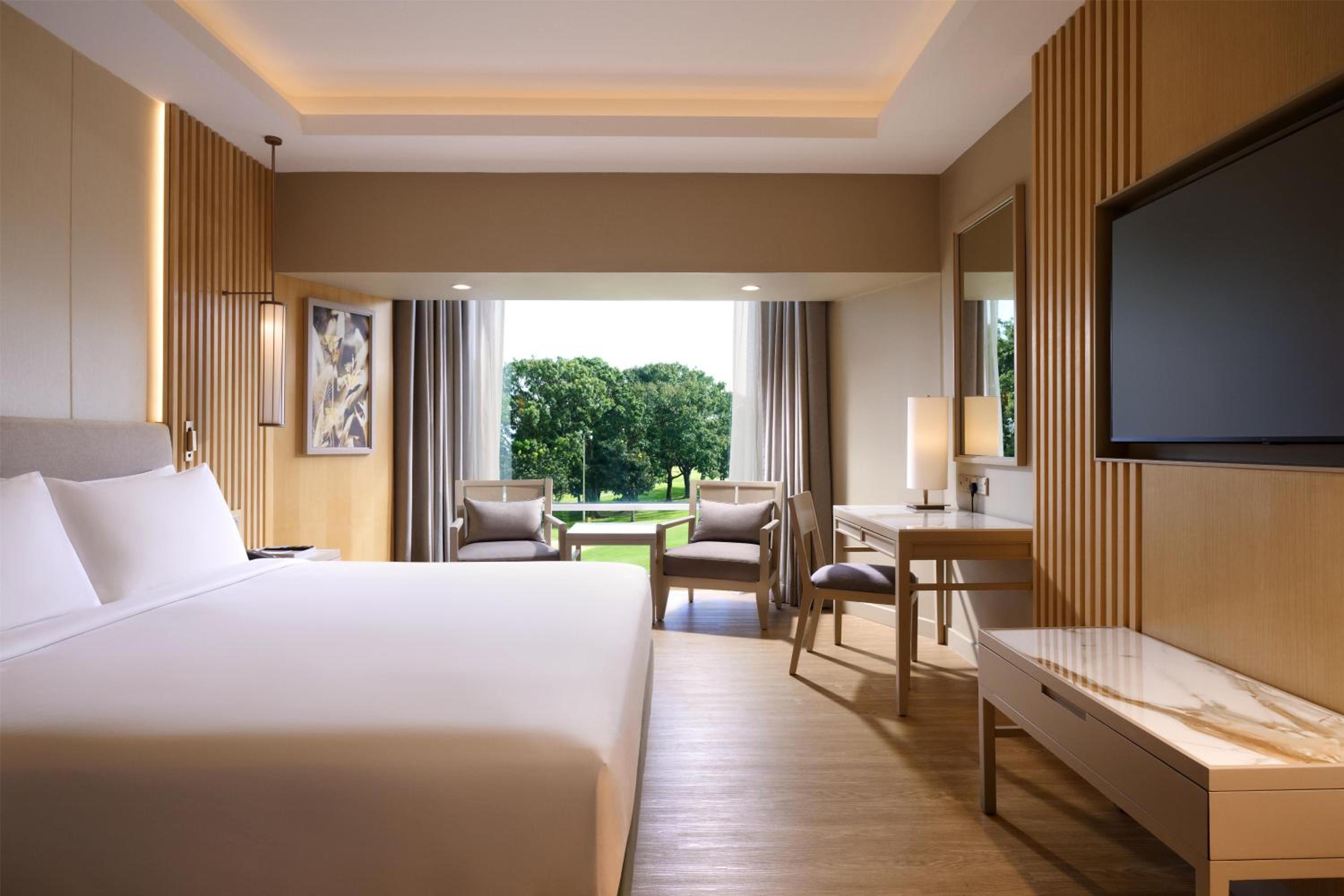 Executive King Room with Golf View - Photo 5