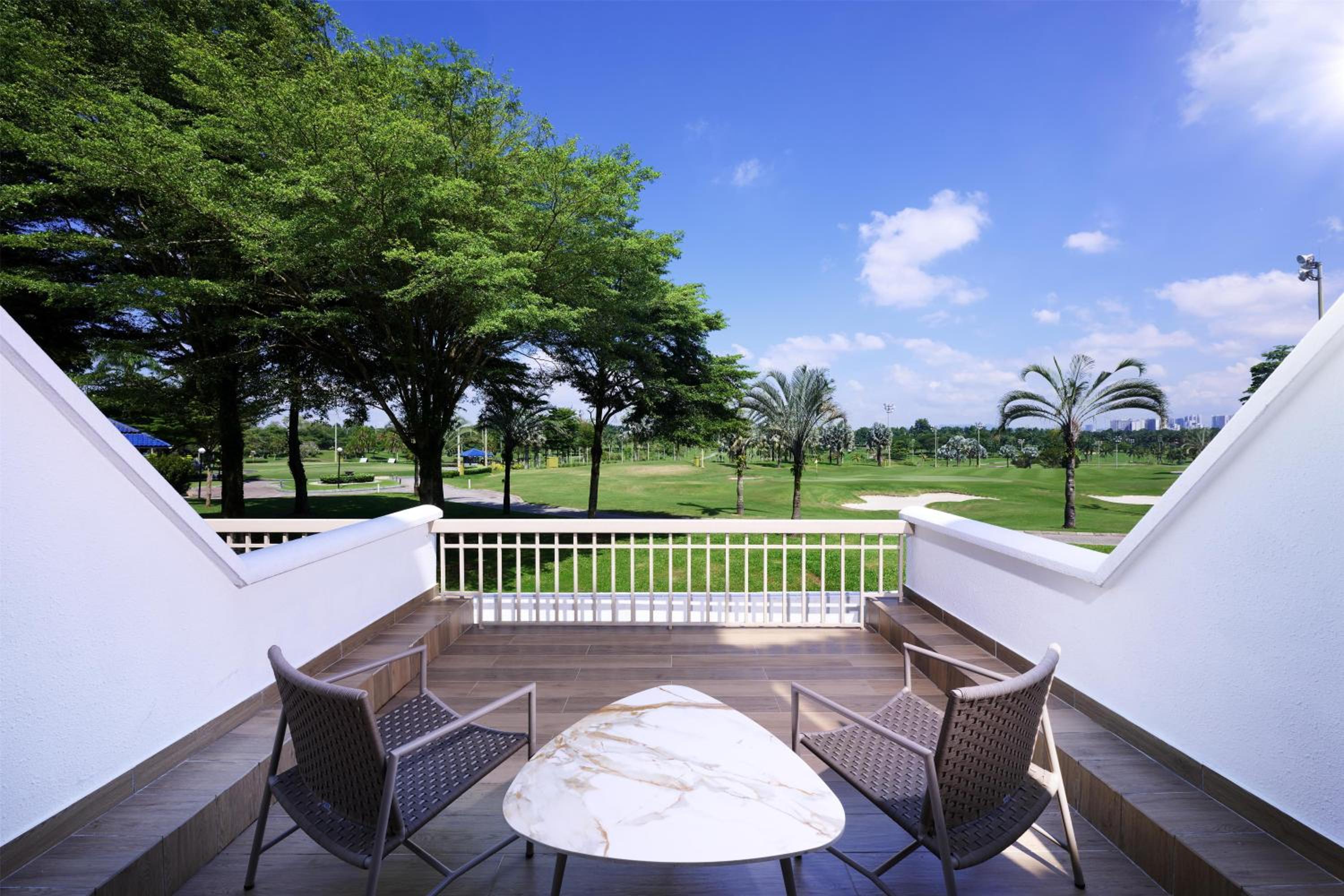 Deluxe King Room with Balcony - Photo 10