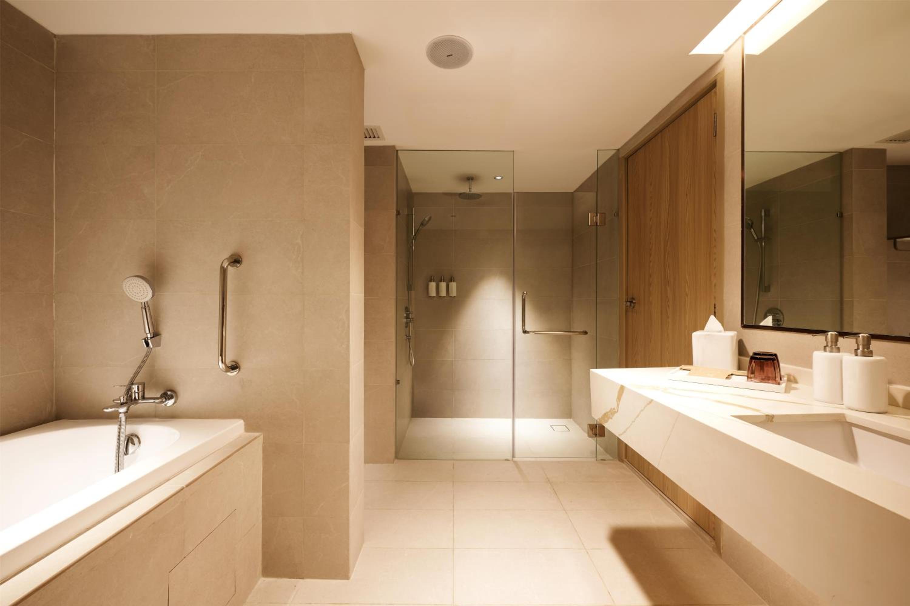 Premium King Room - Photo 5