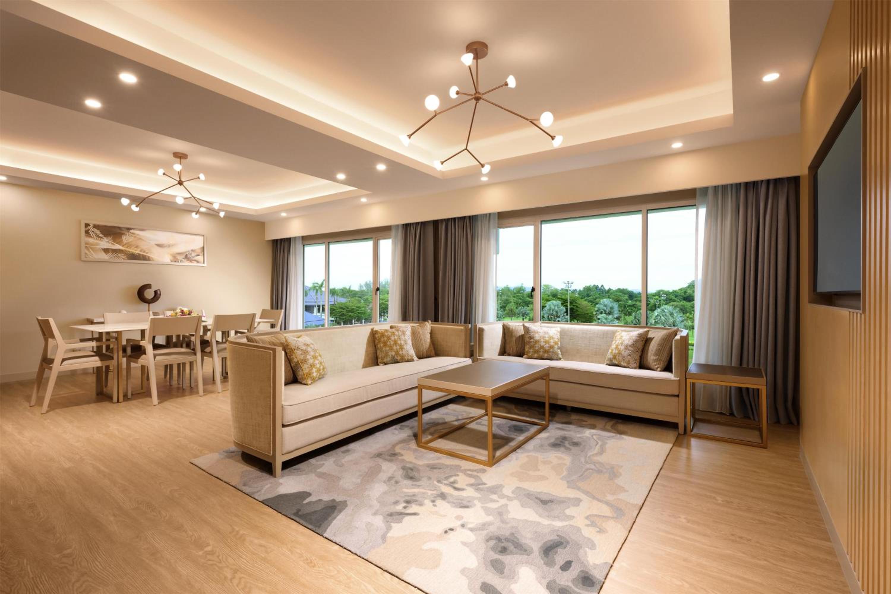 King Deluxe Suite with Golf View - Photo 7