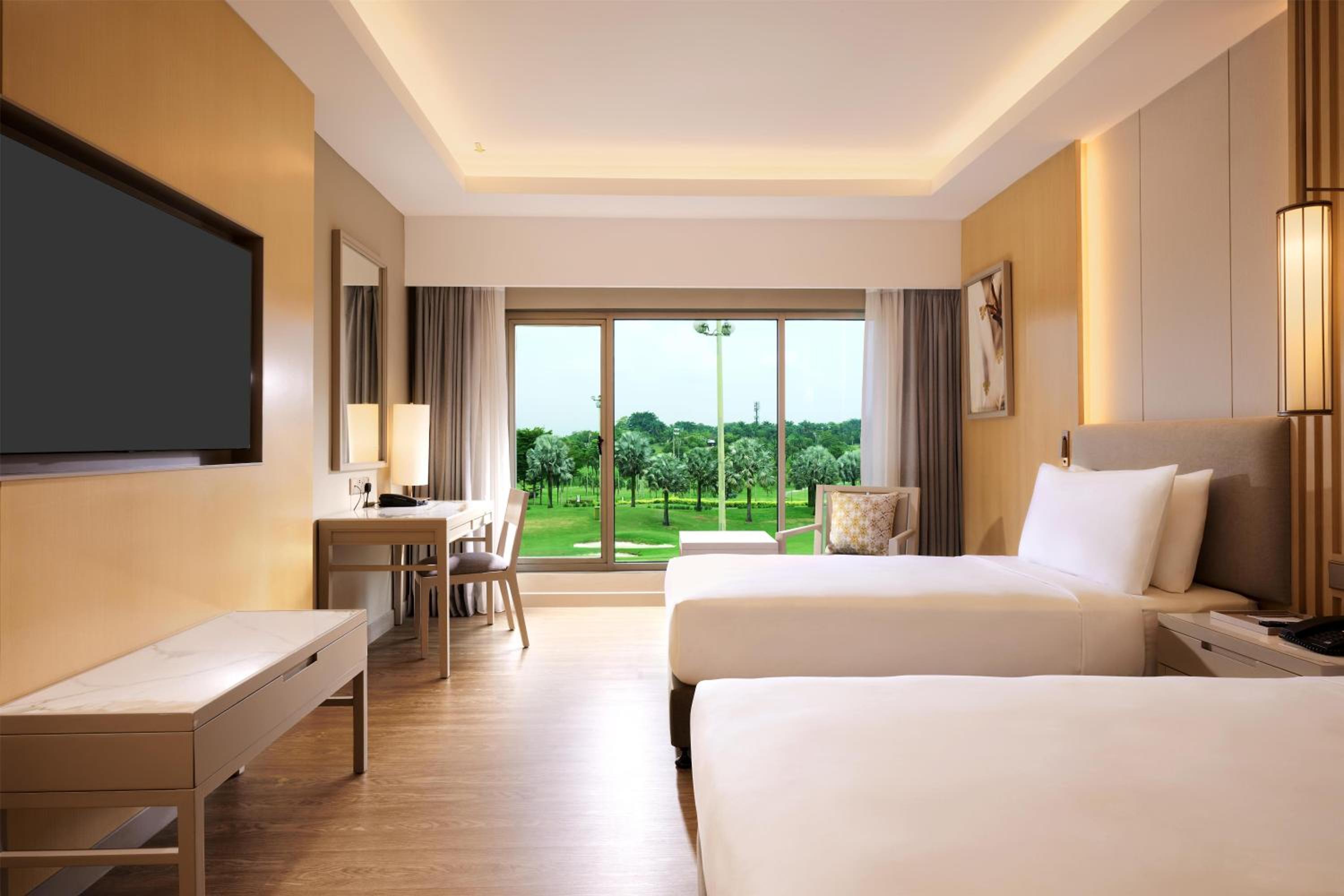 Twin Room with Pool View - Photo 6