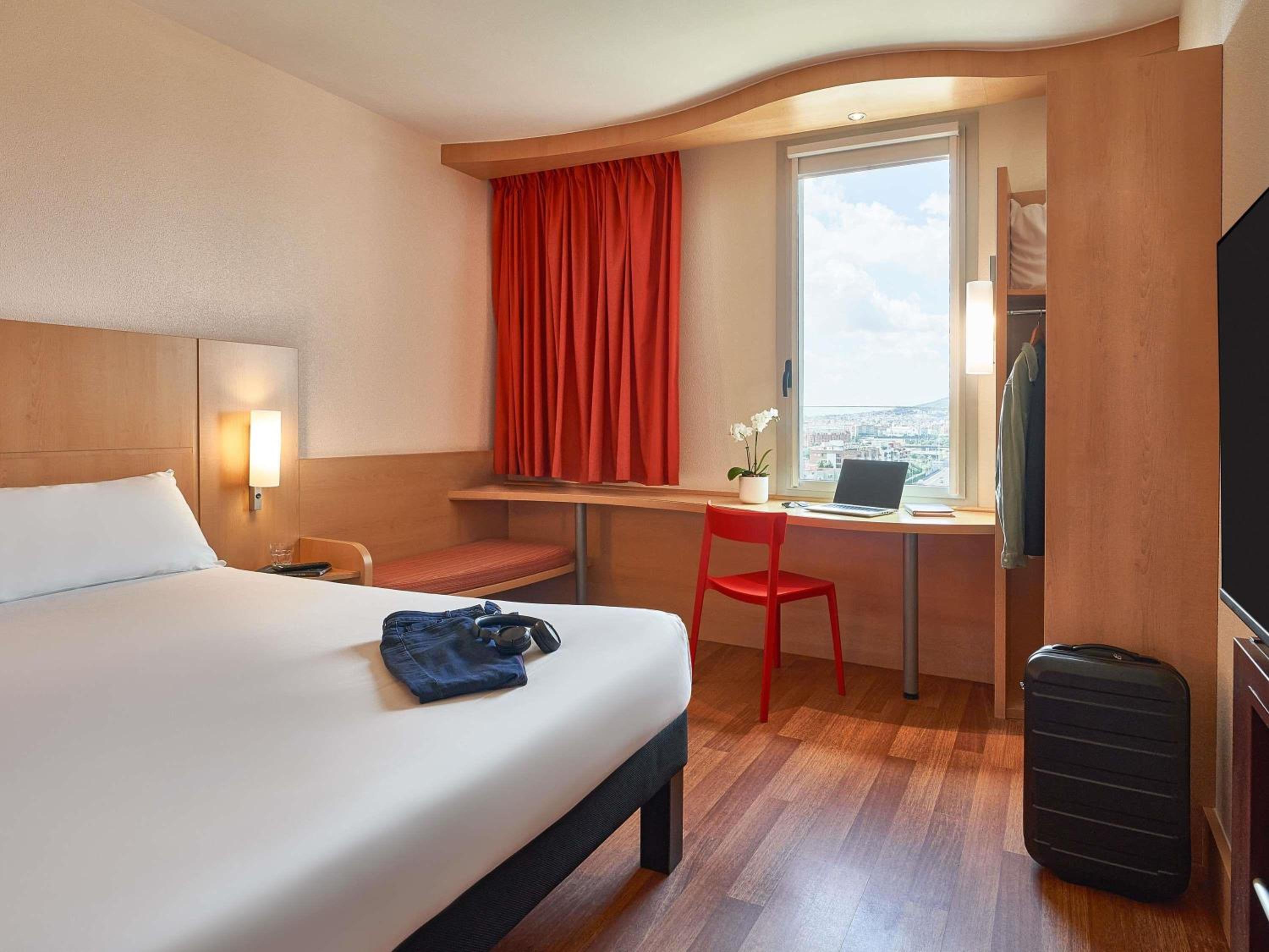 Standard Room with One Double Bed and One Single Bed - Photo 3