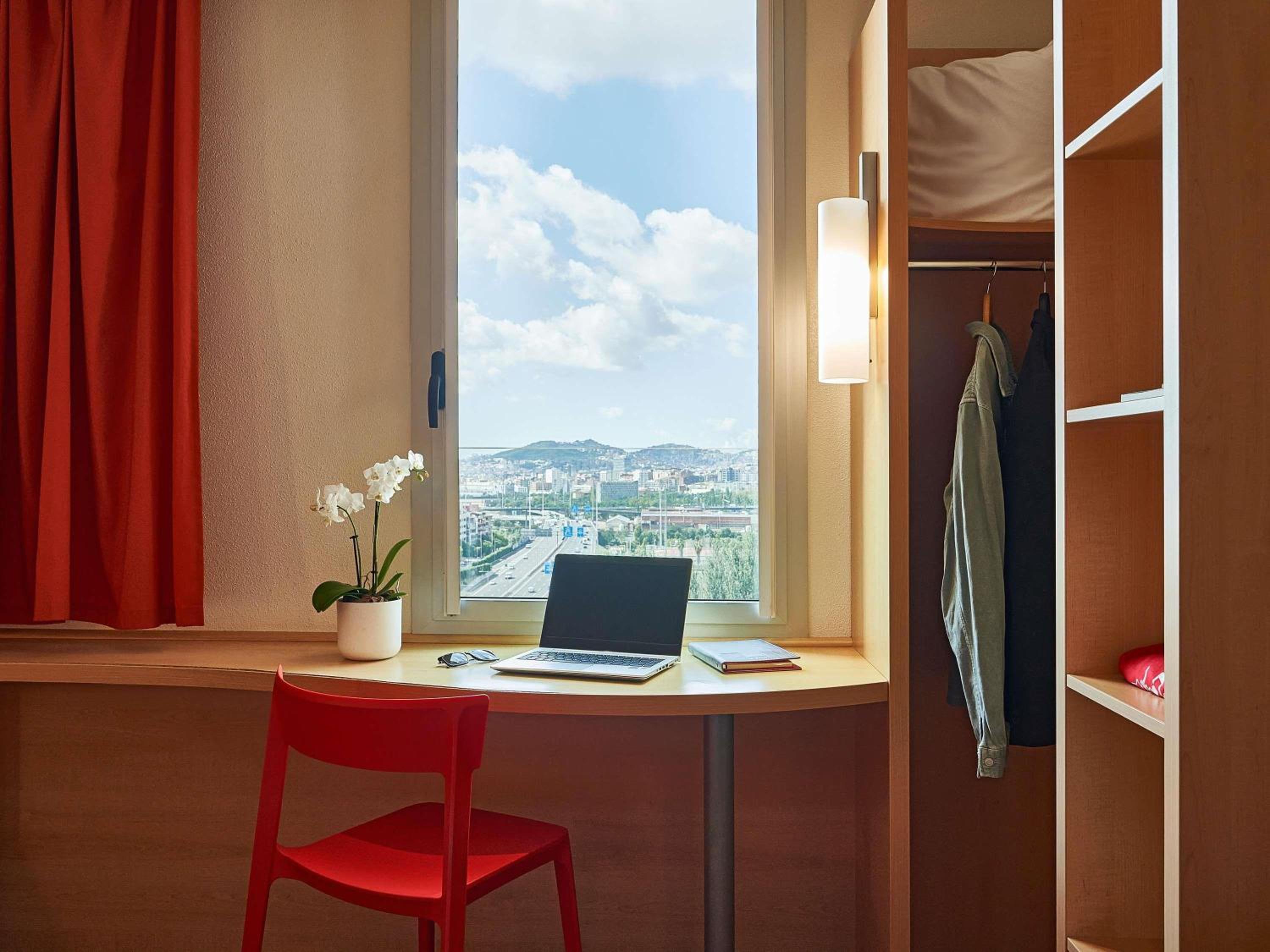 Standard Room with One Double Bed and One Single Bed - Photo 6
