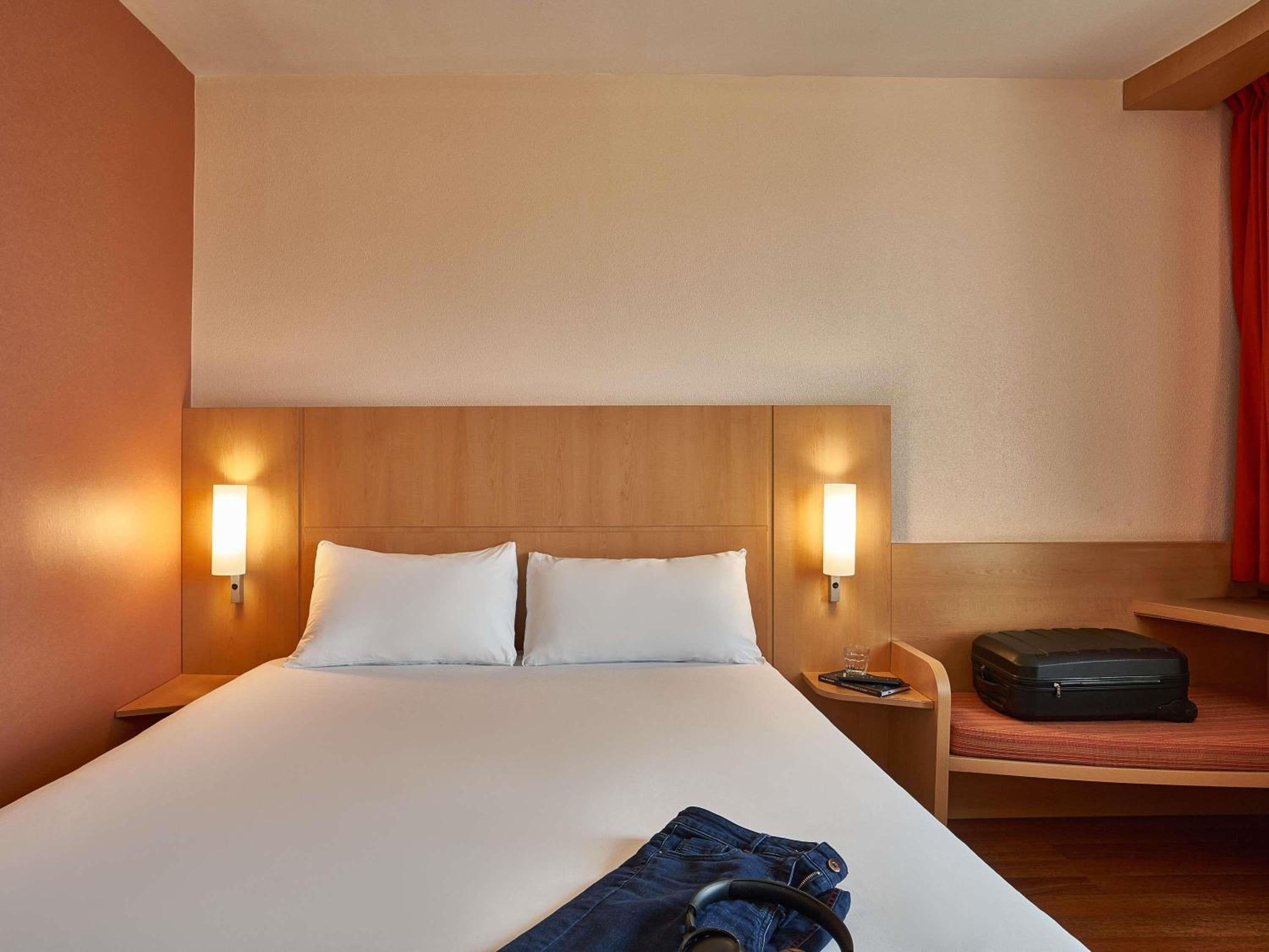 Standard Room with One Double Bed and One Single Bed - Photo 8