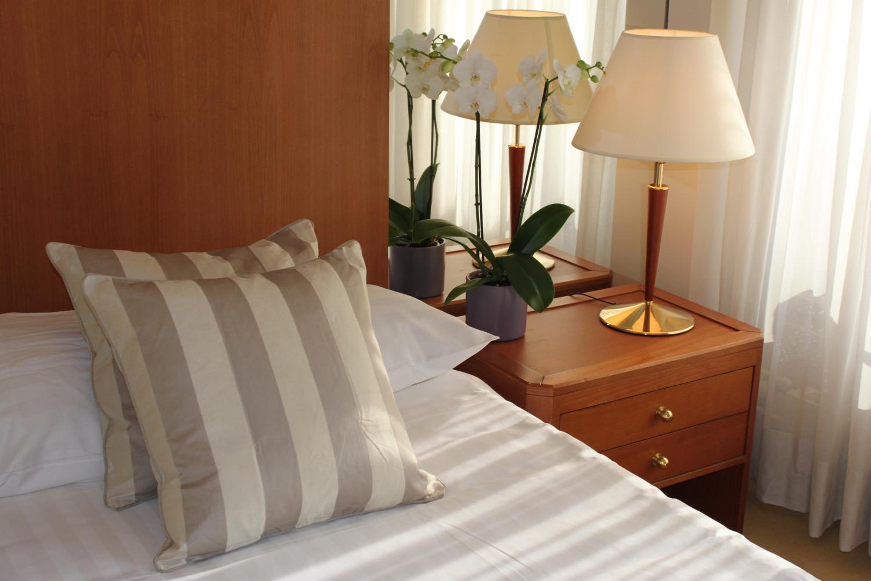 Standard Double Room with Balcony - Park and Lake Side - Photo 8