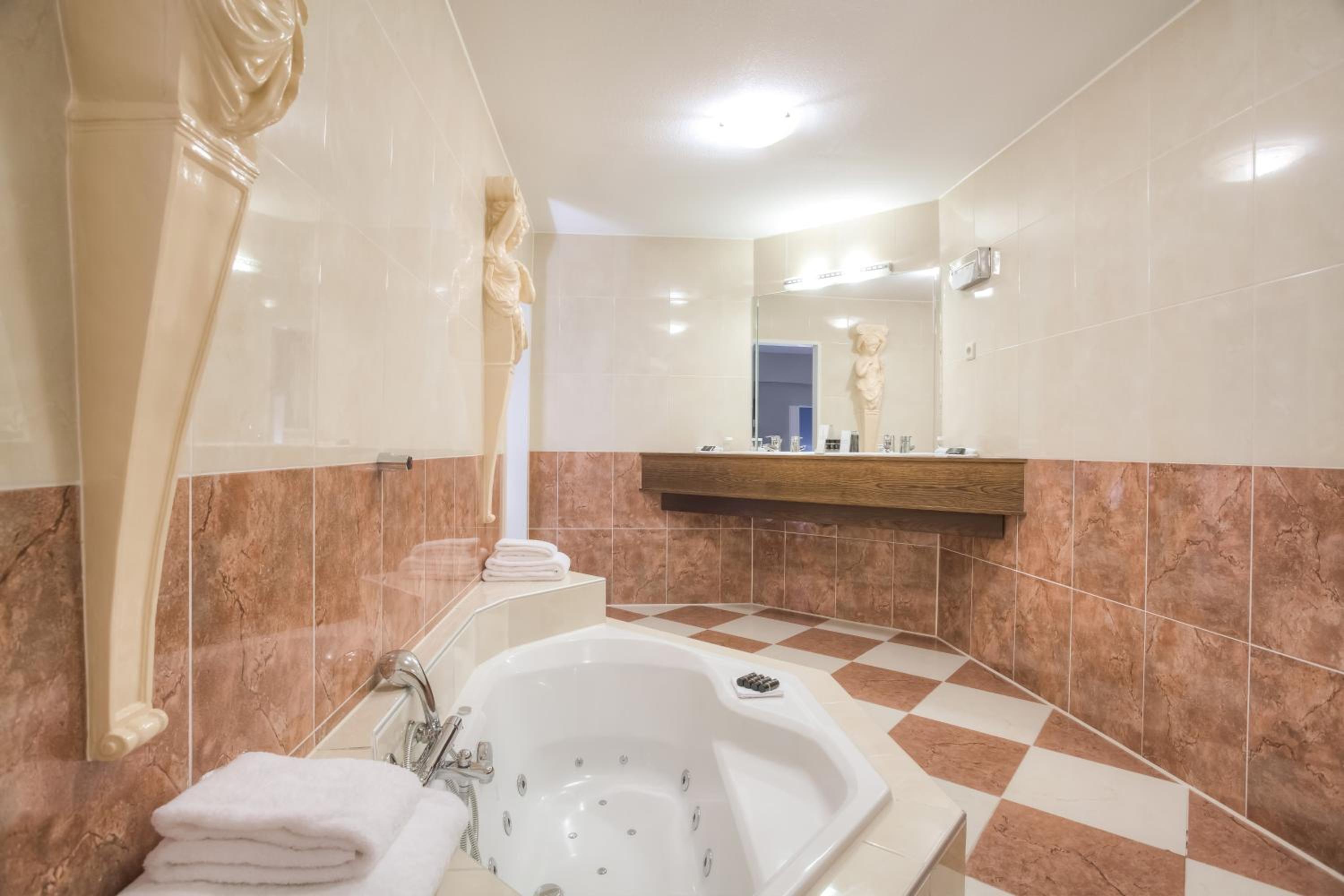 Suite 1 Double Bed - Extra Bed possible