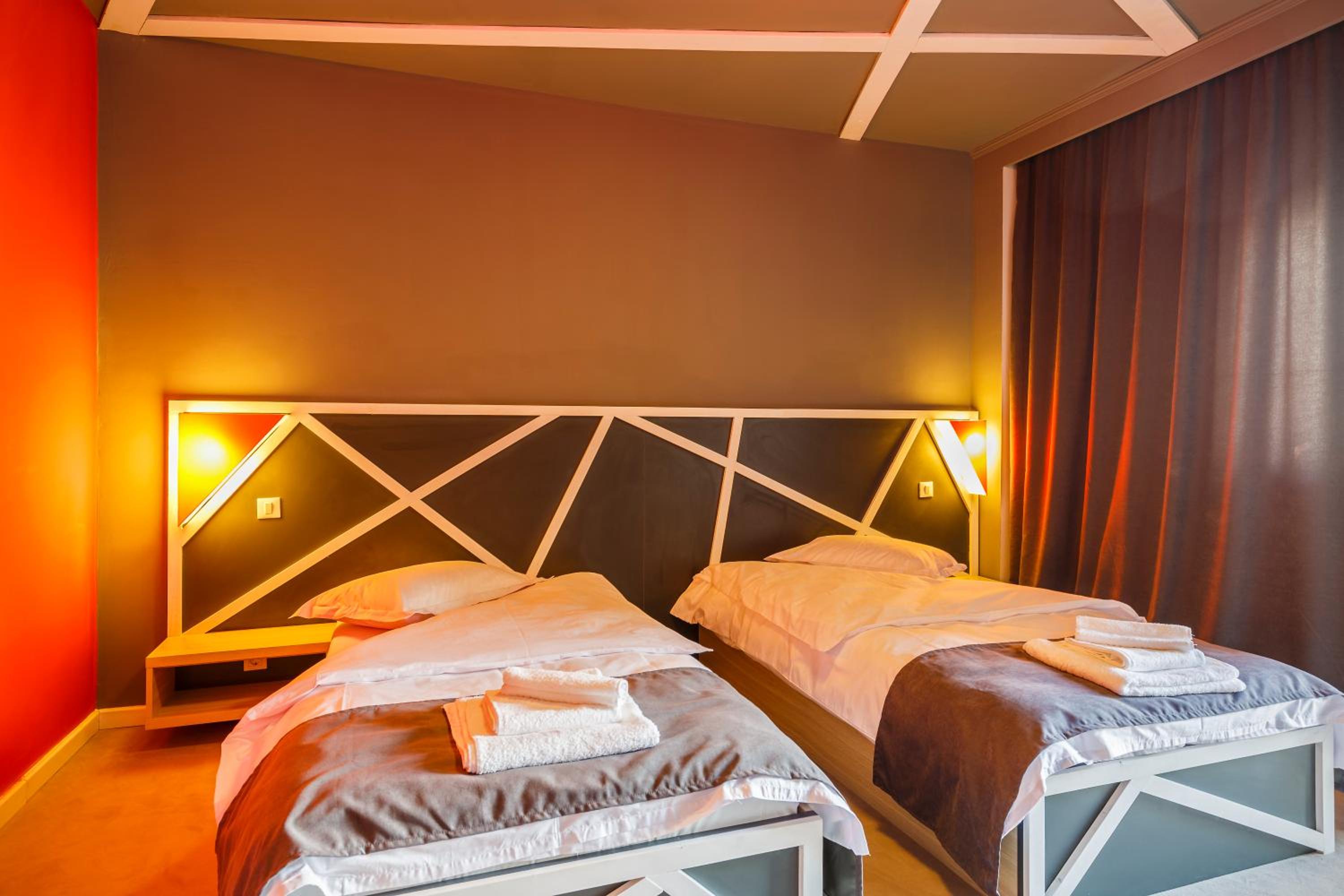 Deluxe Twin Room - Photo 9