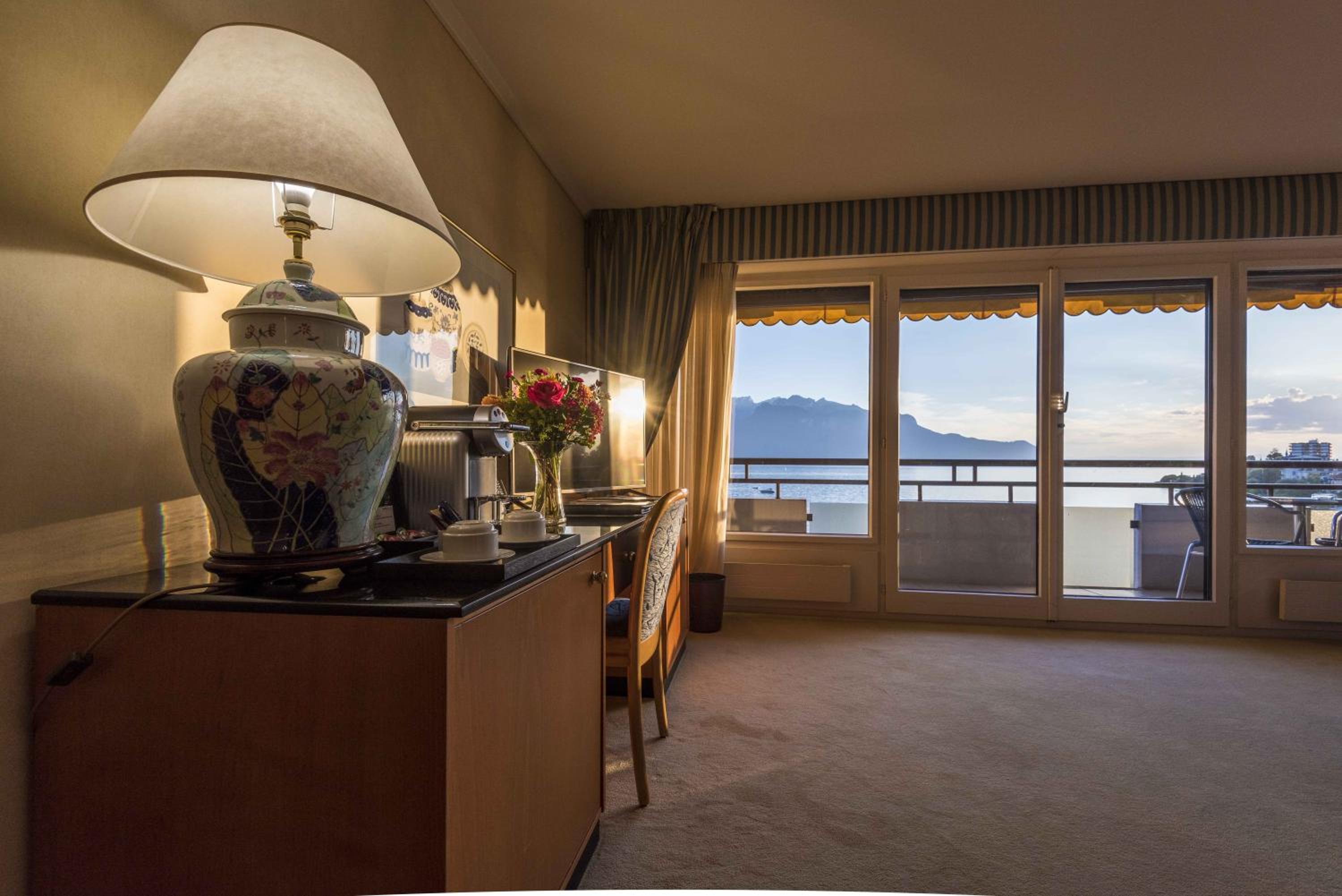 Deluxe Double Room with Balcony - Park and Lake or Lake View - Photo 5