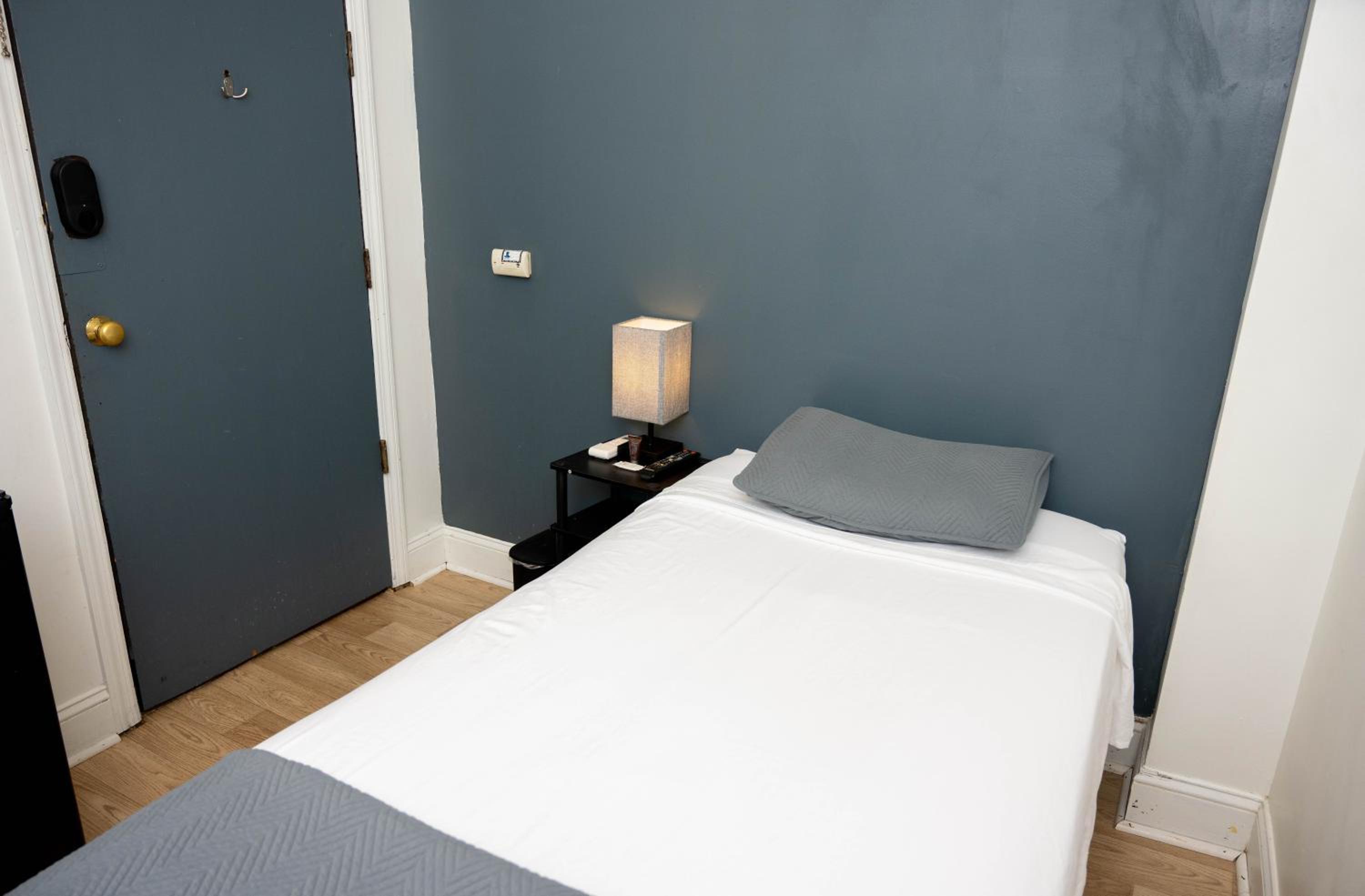 Small Single Room photo 2