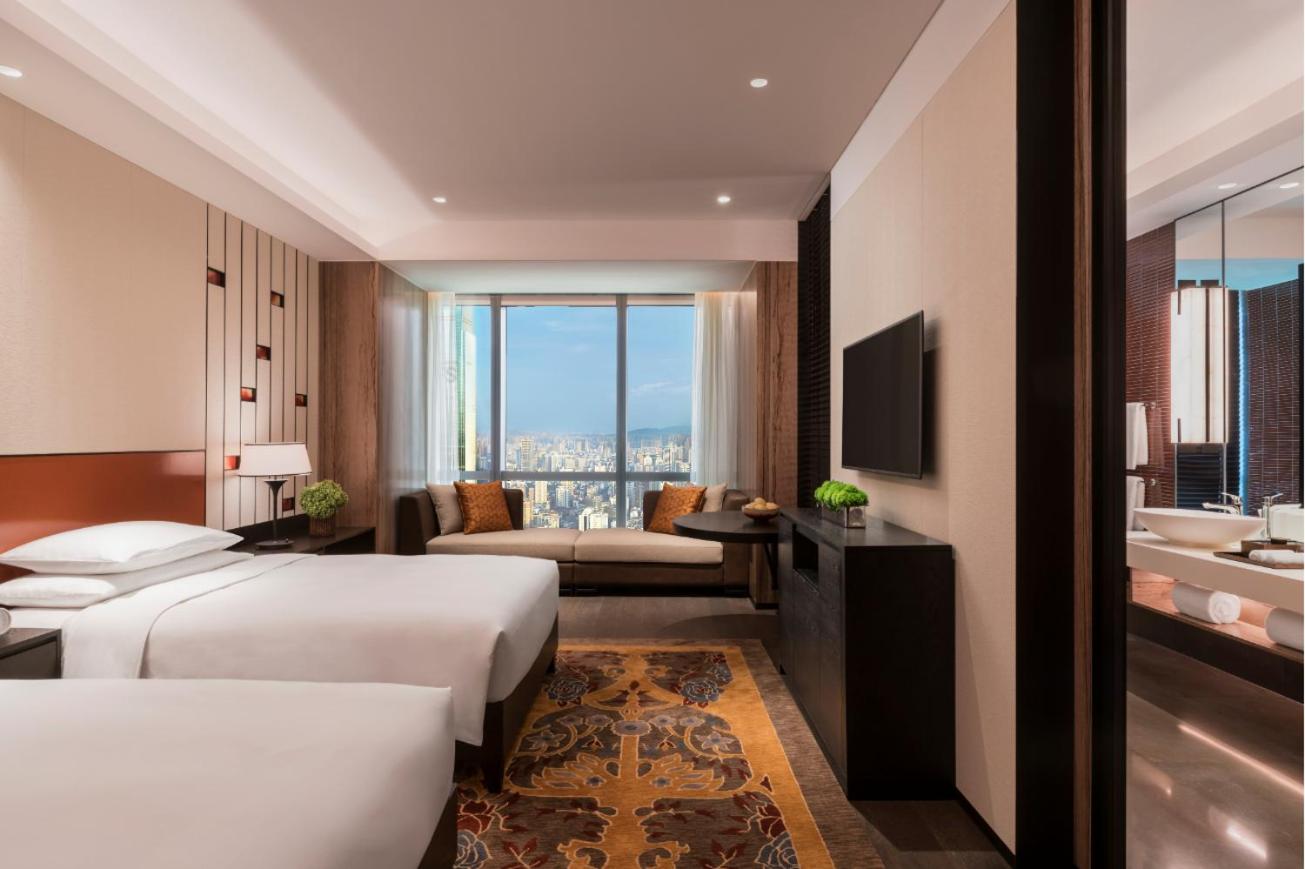 Connecting Family Room with One King Bed, Two Twin Beds and Club Access photo 1