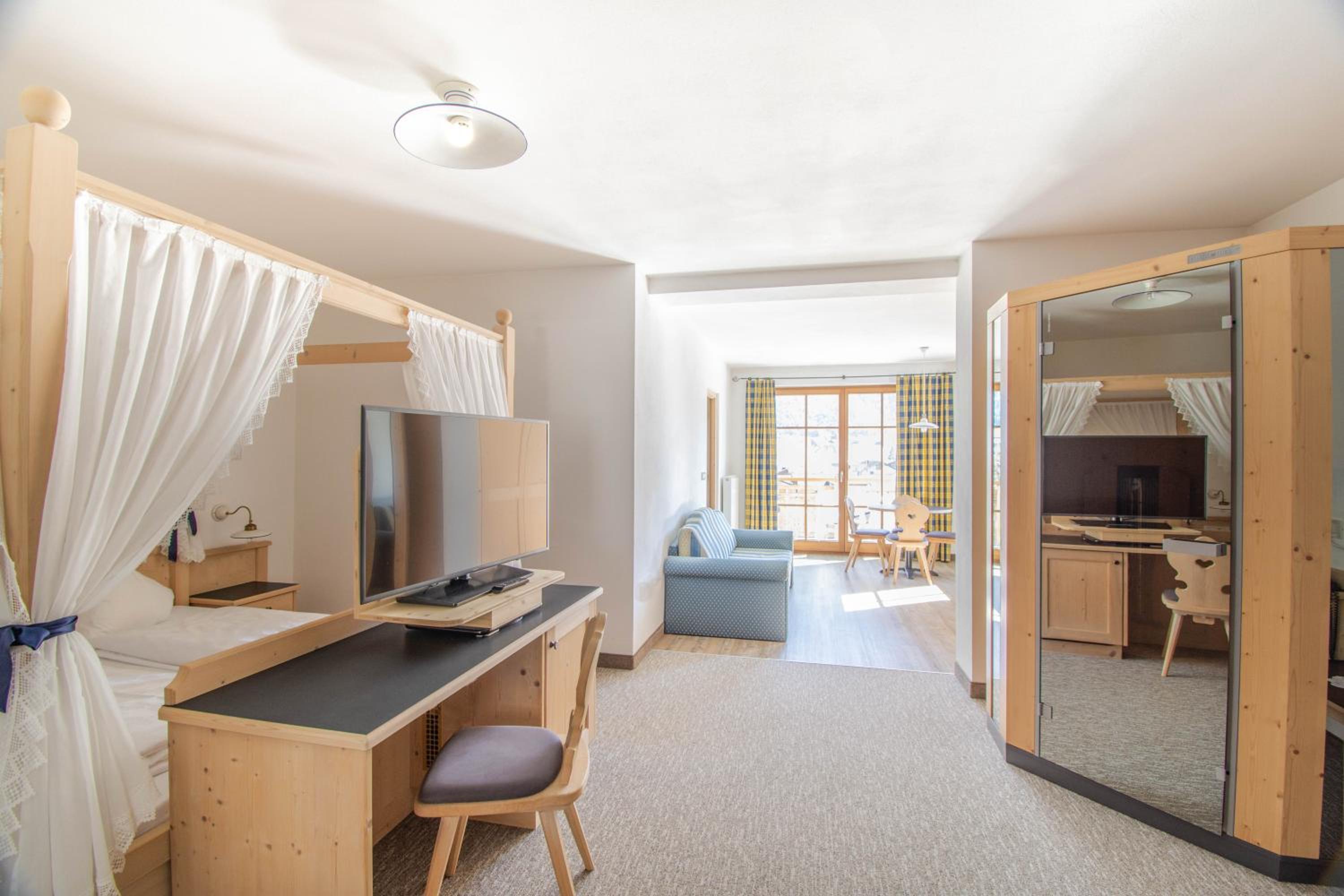Family Suite with Four-Poster Bed